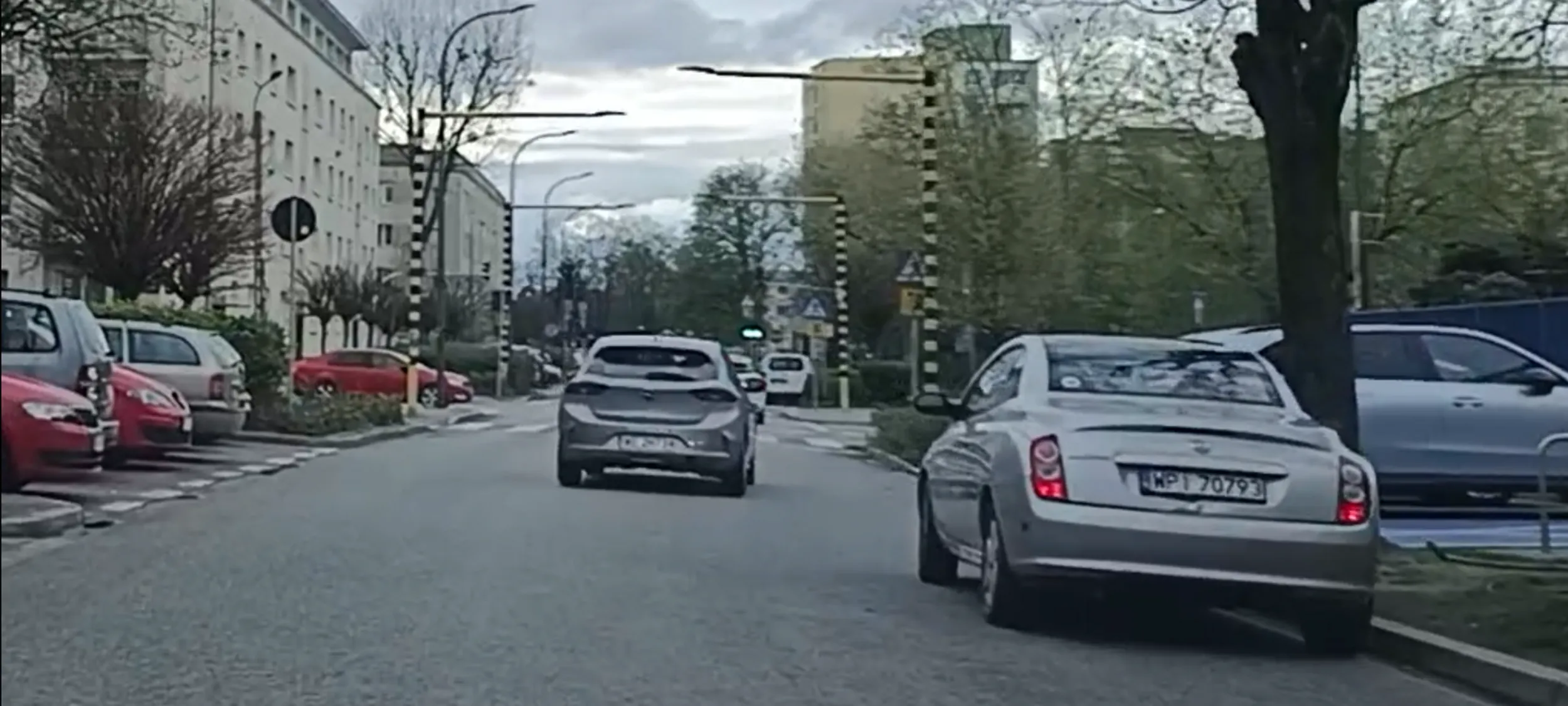 Wrak stoi porzucony na ulicy gdzie jest zakaz zatrzymywania się i postoju B-36