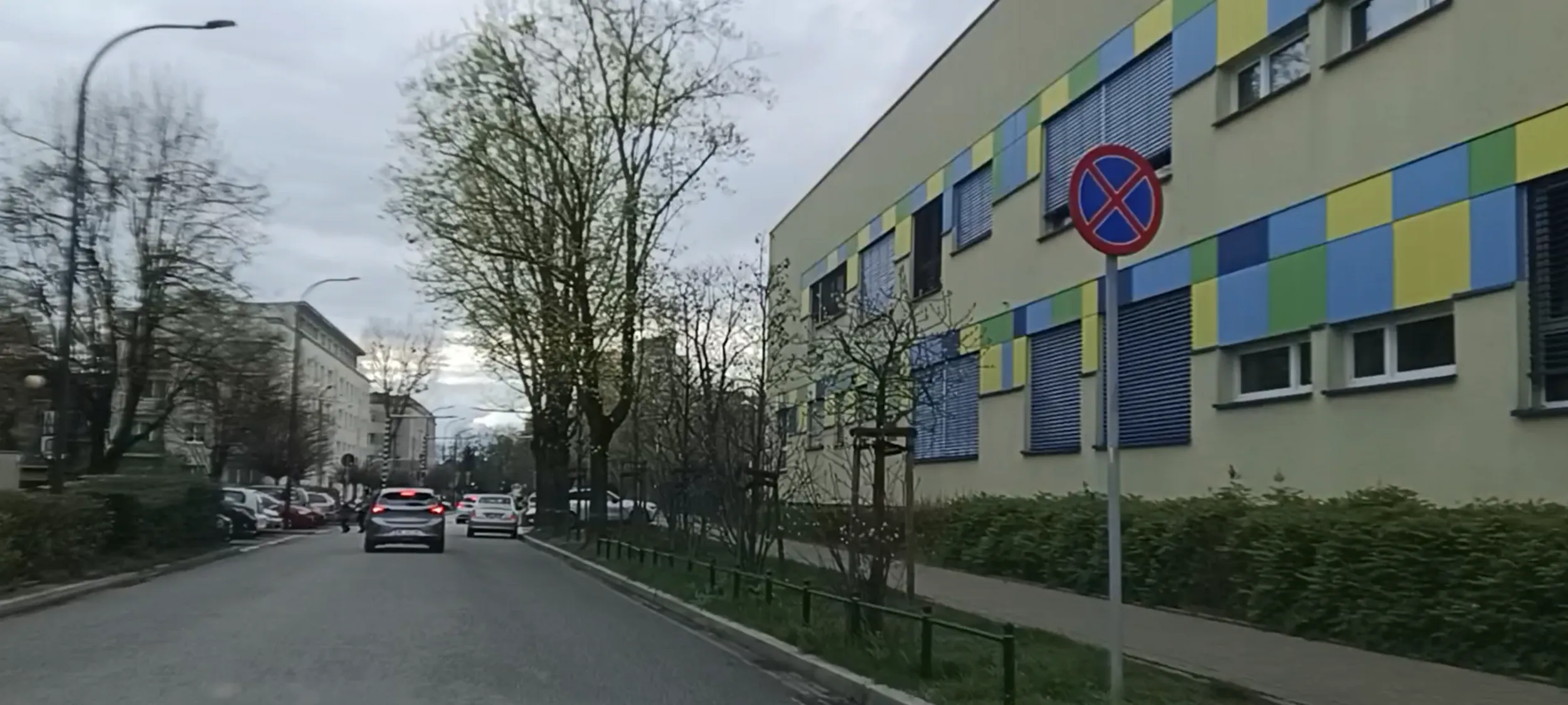 Wrak stoi porzucony na ulicy gdzie jest zakaz zatrzymywania się i postoju B-36