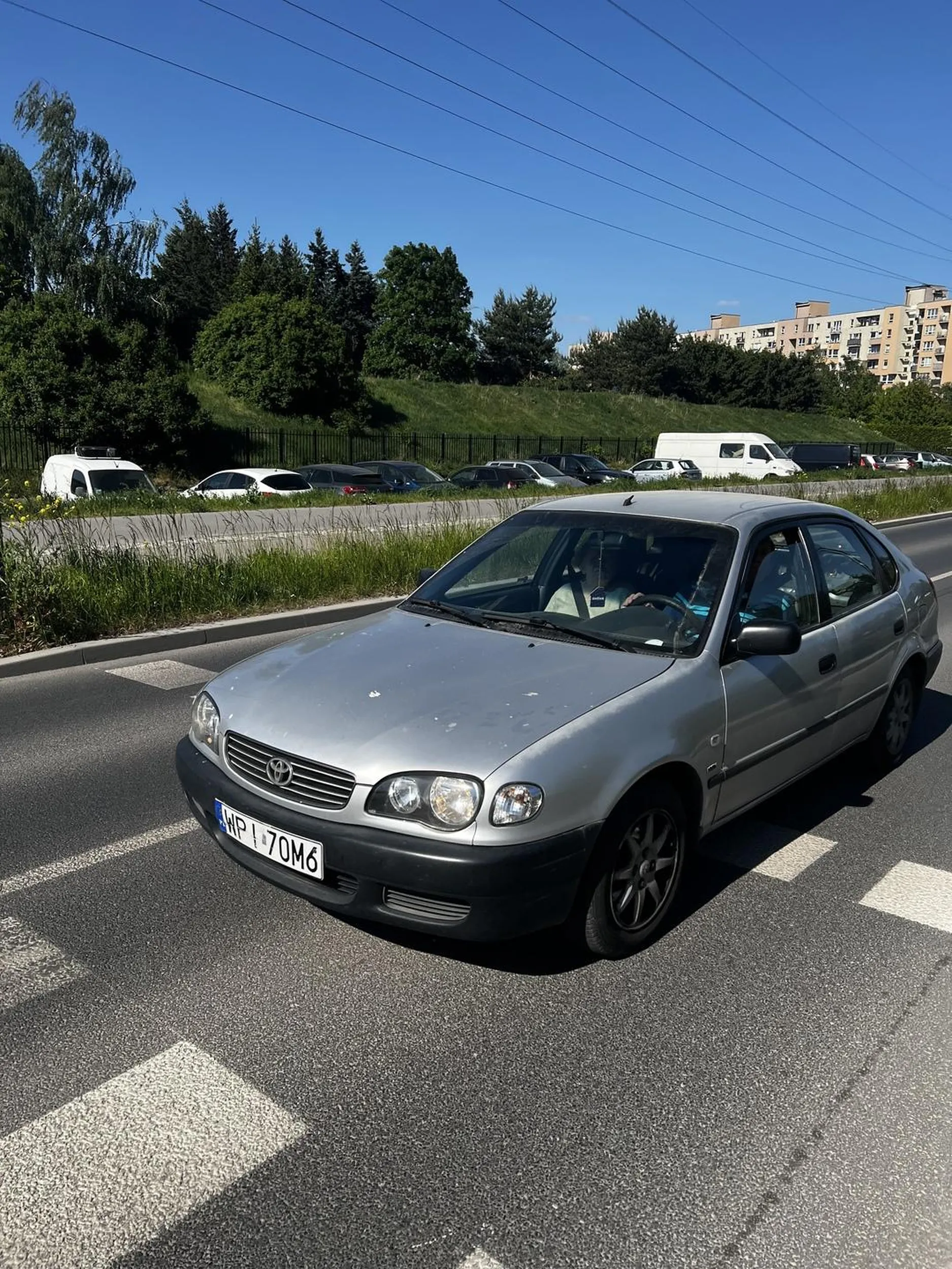 Podchodzę do przejścia dla pieszych, rozmawiając z tatą przez telefon i mówię “poczekaj tato chwilę, przechodzę przez przejście”. Nie rozłączyłam się więc mój tata wszystko słyszał i jest świadkiem wydarzenia. Idę z telefonem w ręku, z aktywnym połączeniem, ale nie patrzę w telefon, tylko na jezdnię, telefon opuszczony i widzę że ten gość jedzie i nie zwalnia. Ja już w połowie przejścia, ale ciągle się na niego patrzę. Aż zaczął chamowac z piskiem opon, w dość dużej odległości od przejścia, ale dość ostro chyba żeby mnie nastraszyć. I zaczyna się drzeć na mnie przez okno. Ja zachowałam wszelkie zasady bezpieczeństwa. Pisk opon słyszał też mój tata który się przestraszył bo przecież przed chwilą mu powiedziałam żeby poczekał bo przechodzę przez przejście. Zrobiłam zdjęcia auta. Straszny cham, dziadek nie powinien mieć prawa jazdy. Pójdę na policję i zgłoszę te niebezpieczna jazdę co mu zresztą powiedziałam i gdy to usłyszał to nagle zaczął się bronić “no ale przecież się zatrzymałem” xD