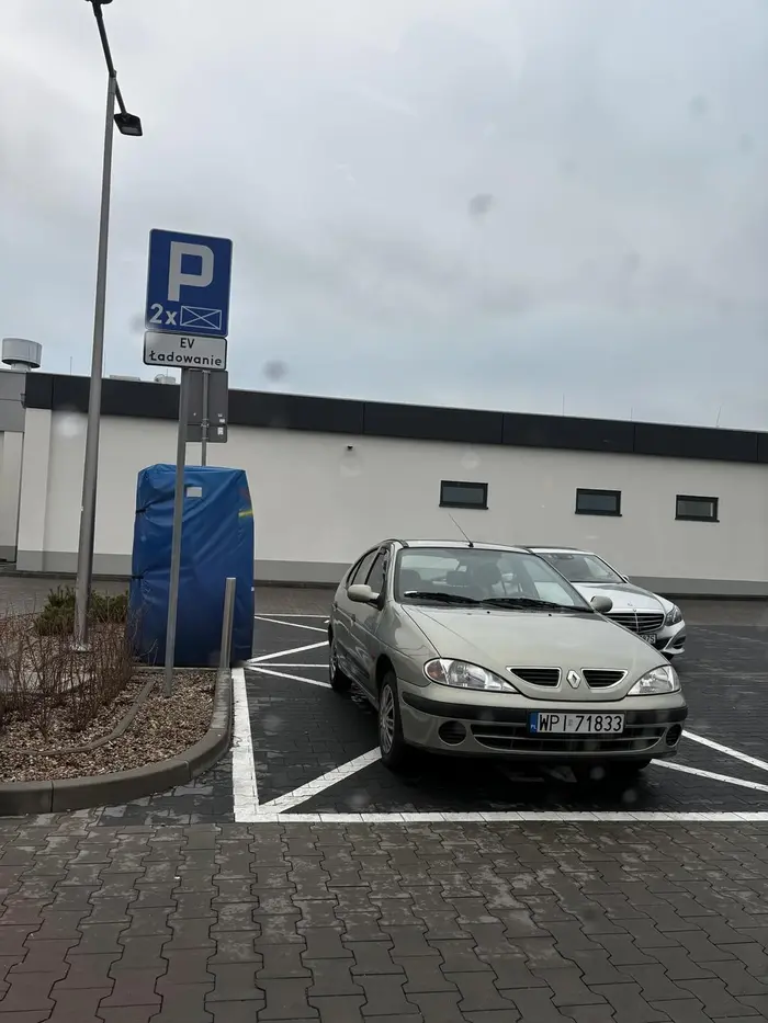 Blokowanie miejsca EV i ładowarki. Działająca czy nie ładowarka to nadal 100 i 1 punkt. Może niewiele ale czy warto ? Może akurat tego 1 punktu zbraknie do utrzymania prawka. Pozdrawiam i proszę pomyśleć jak się poczujesz gdy ktoś stanie pewnego dnia na dystrybutorze paliwowym i pójdzie na pół godziny.