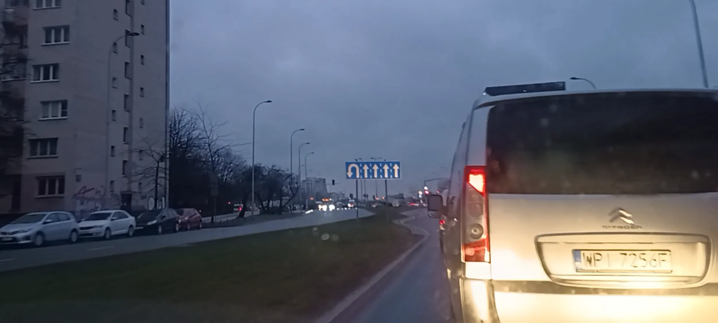 Bandyta drogowy zajechał mi drogę wpychając się na mój pas, bo zauważył troszkę miejsca tj. 30cm na wciśnięcie się mi przed maskę. I jeszcze mnie skarcił potem. Więc CYK, FOCIA !