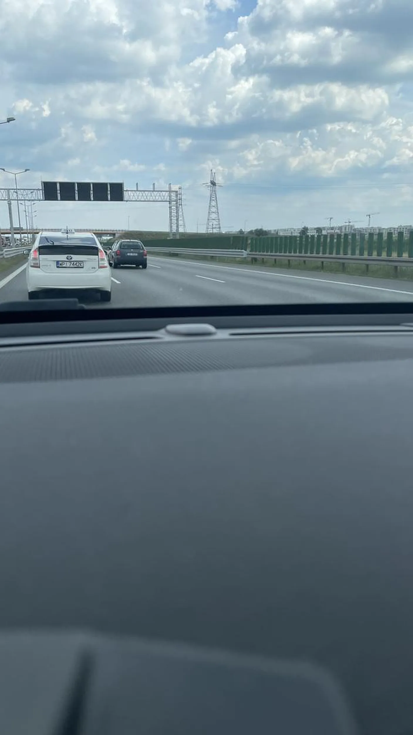 Taksówkarz i do tego z tablicą WPI. Obowiązkowa hybryda więc lewy pas na obwodnicy i 90 km/h bo jest pomiar prędkości na odcinku to niezbędnik kierowcy. Boję się kierowców z WPI sięc nie zaskoczyło mnie, że nagle przypomniał sobie, że ma zjeżdżać i podróż przez 4 pasy z tą zawrotną prędkością była nadzwyczaj bezkolizyjna. Niby drobiazg, ale dlaczego nie można tej samej drogi, z dopuszczalną prędkością odbyć pasem prawym. Możliwe, że dlatego iż prawy jest najszybszy.