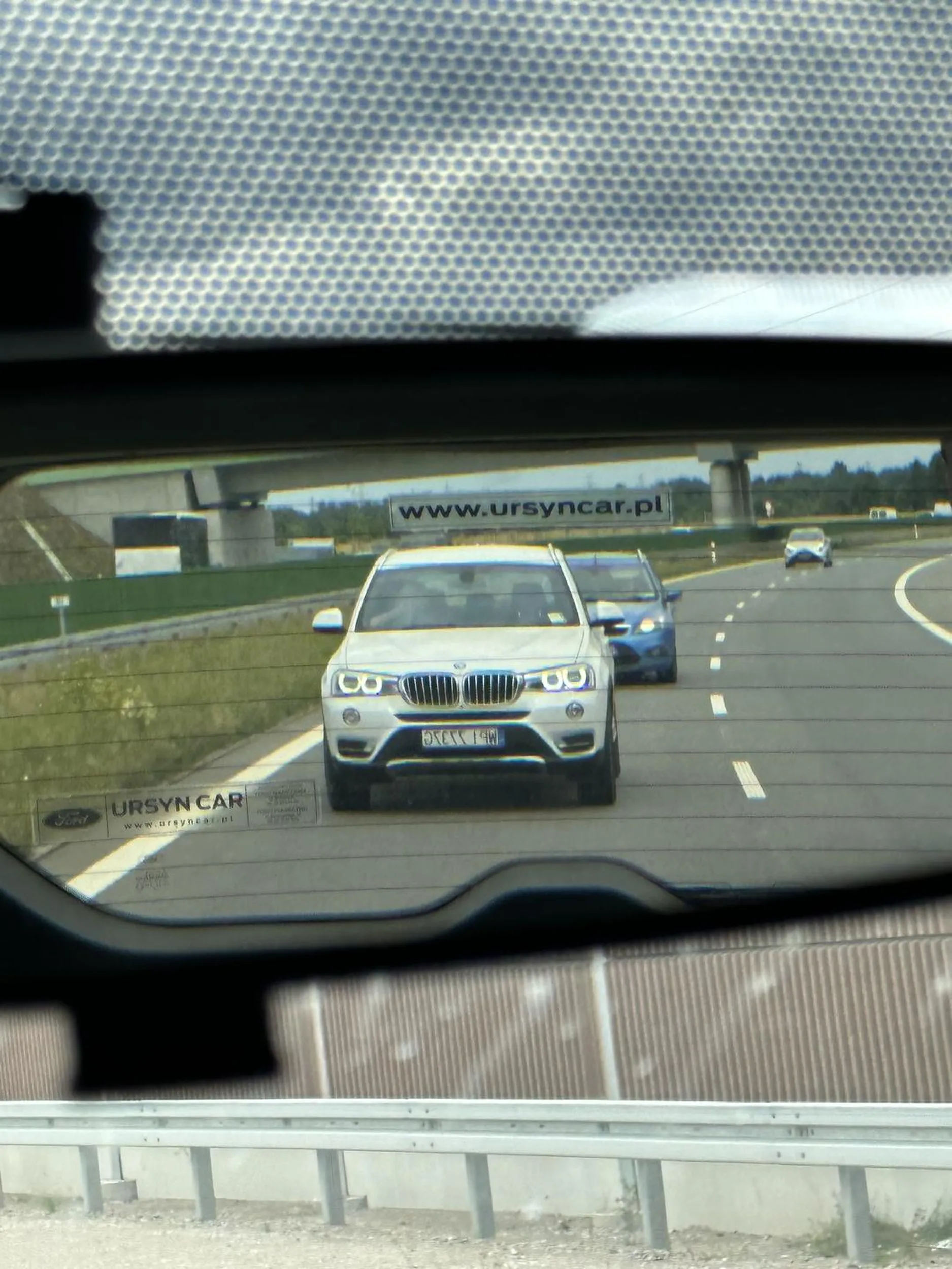 Nie zjeżdża po czym hamuje gwałtownie przed sama maska