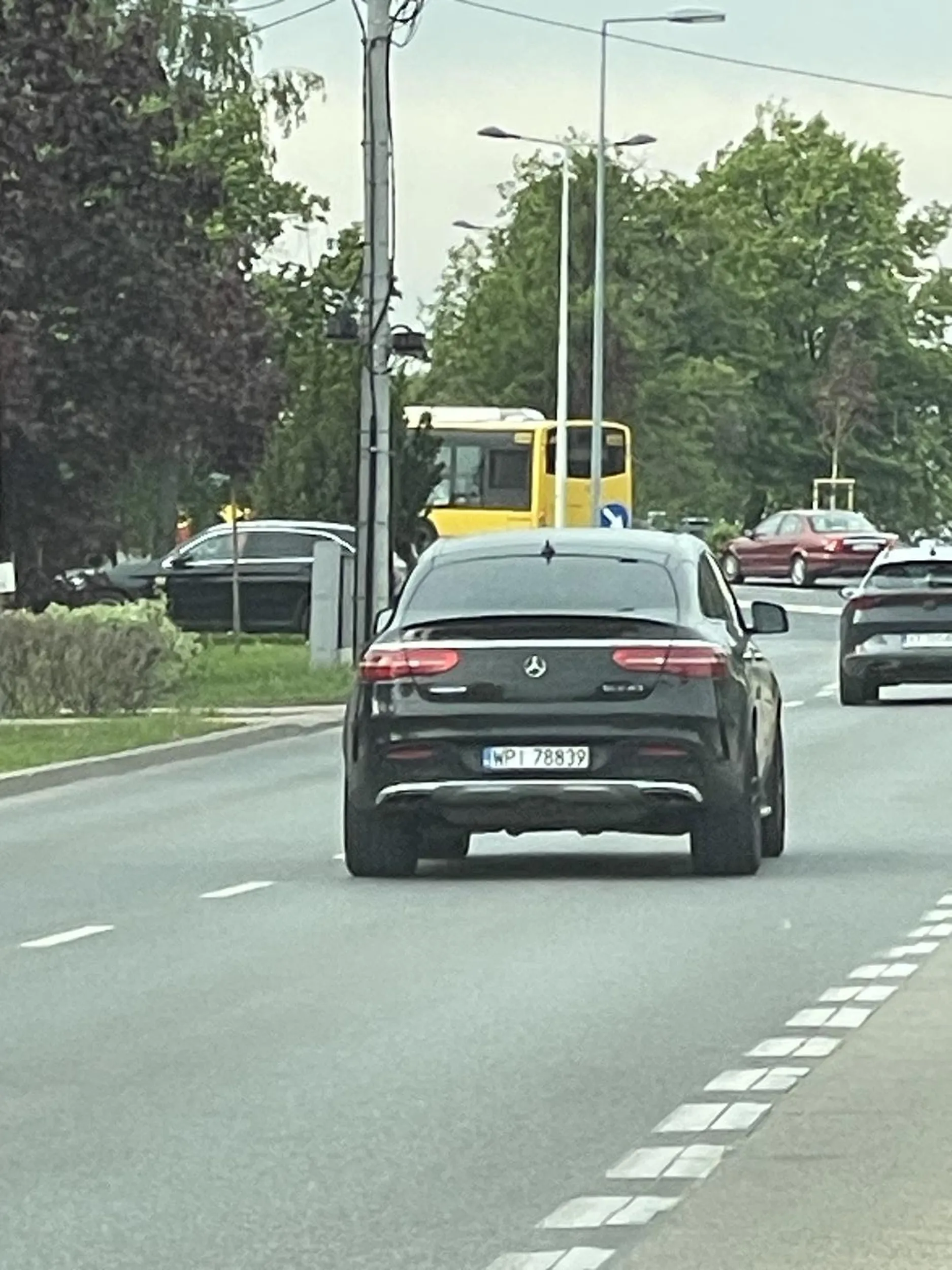 Typowy kierowca Mercedesa który myśli że tylko on może się poruszać drogą i nikt więcej