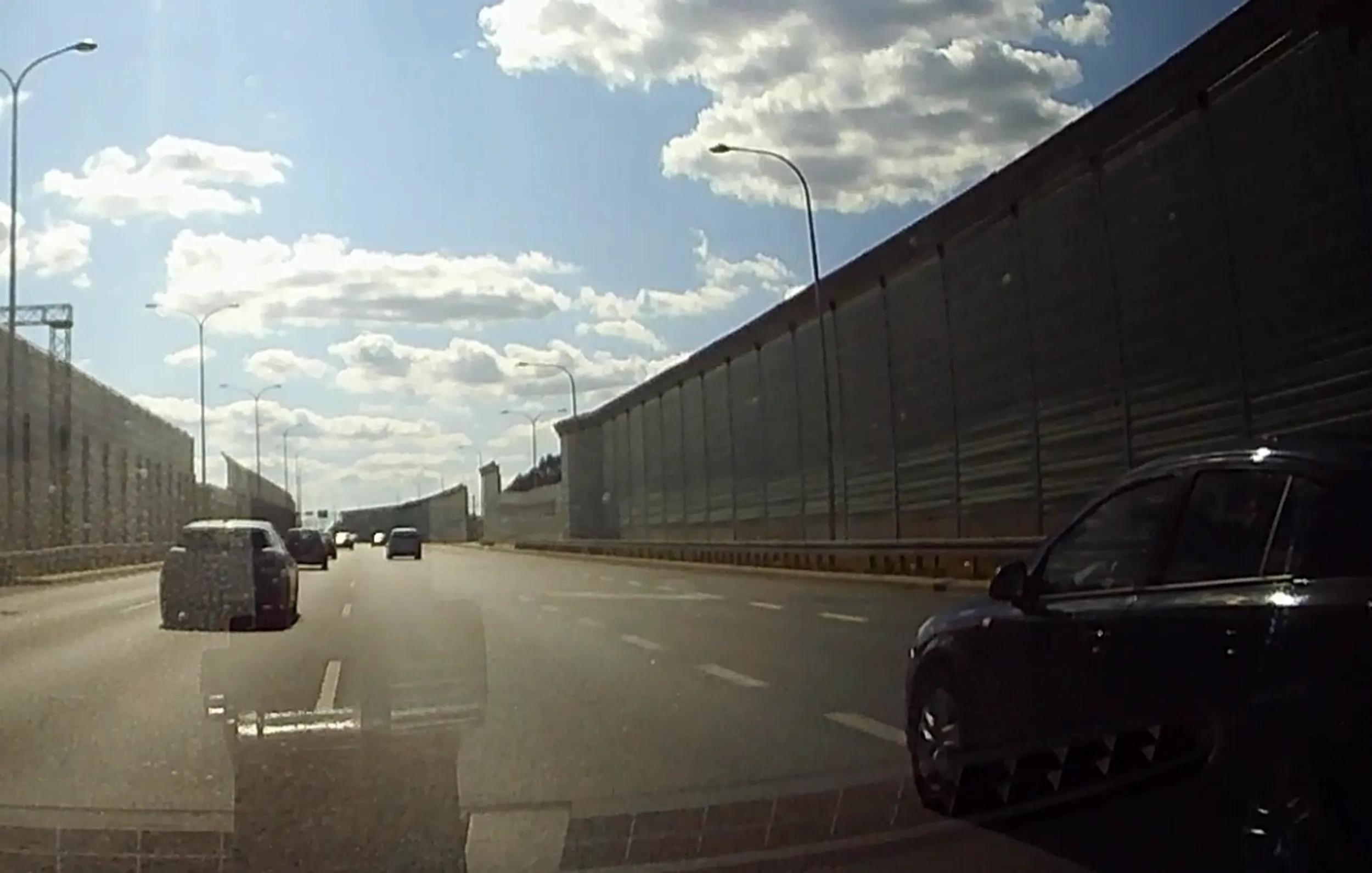 Zajeżdża drogę i spycha z pasa. Trąbienie nie pomogło. Pani jest bardzo wytrwała w tym co odstawia na drodze.