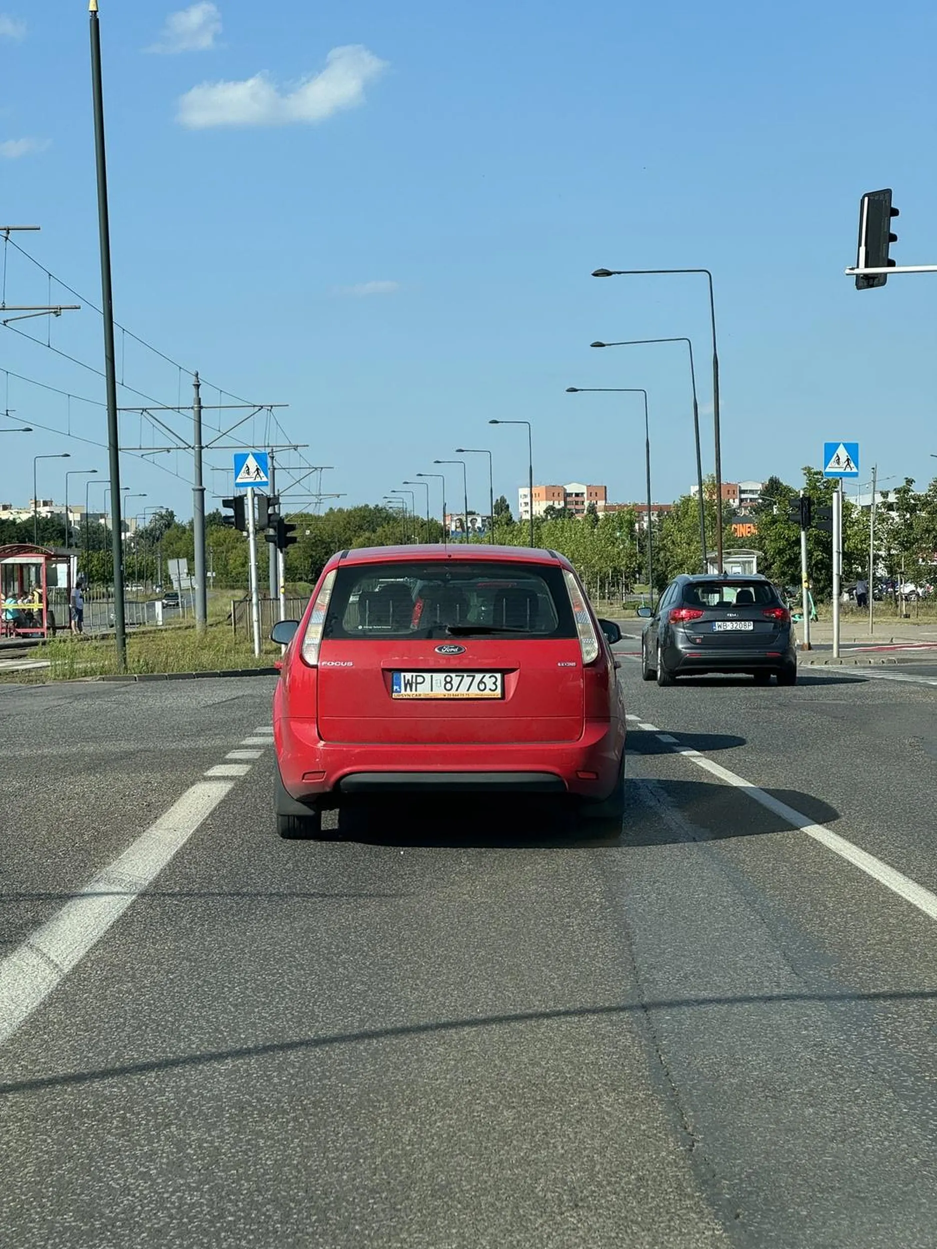 Kretyn skaczący po pasach na linii ciągłej. Również przejechał na czerwonym przez skrzyżowanie Powstańców Śląskich i Mączka (Warszawa).