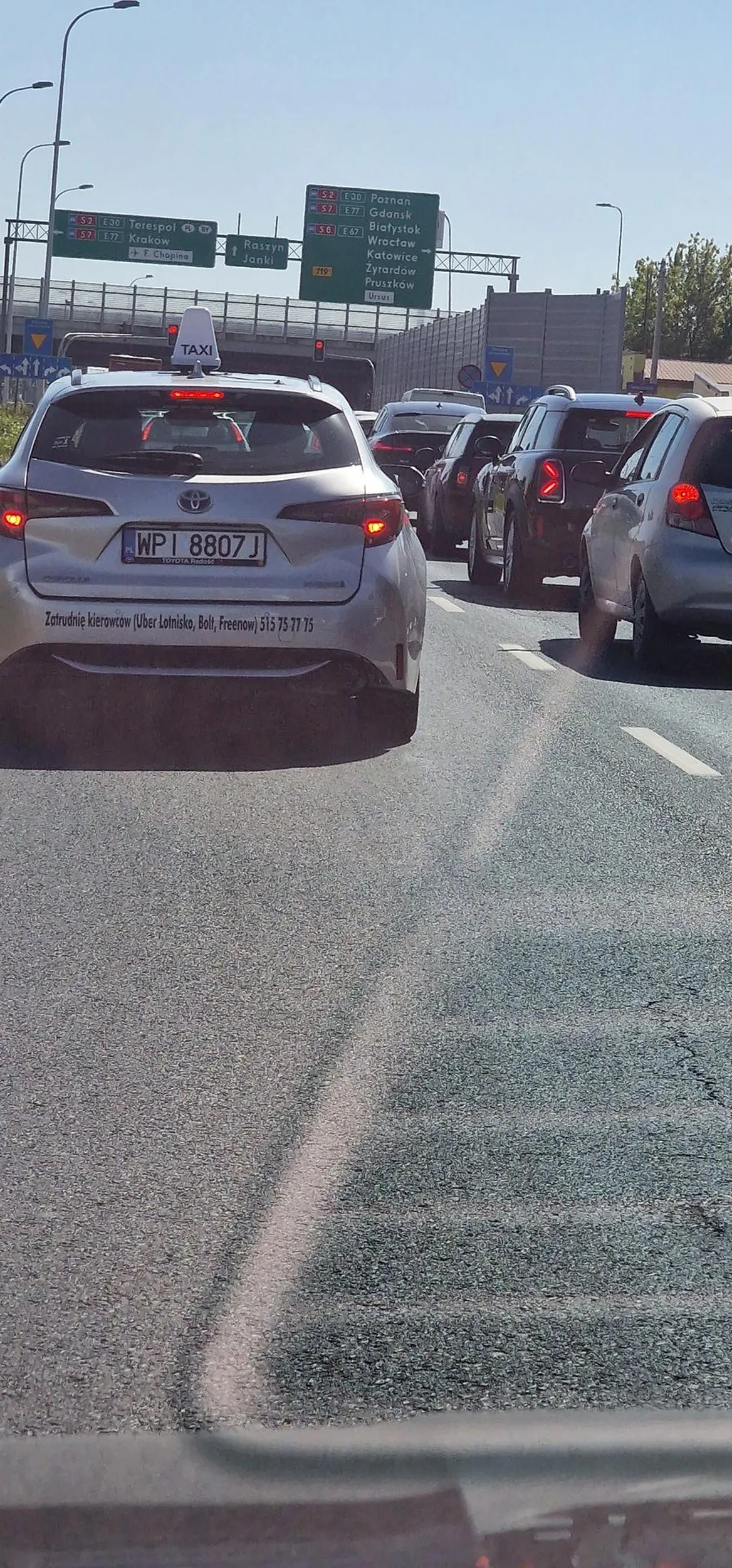 Kawał buraka. Wymusza pierszeństwo, hamuje przed maską, wydziera się i grozi mimo, że sam złamał przepisy ruchu drogowego. Omijać szerokim łukiem.