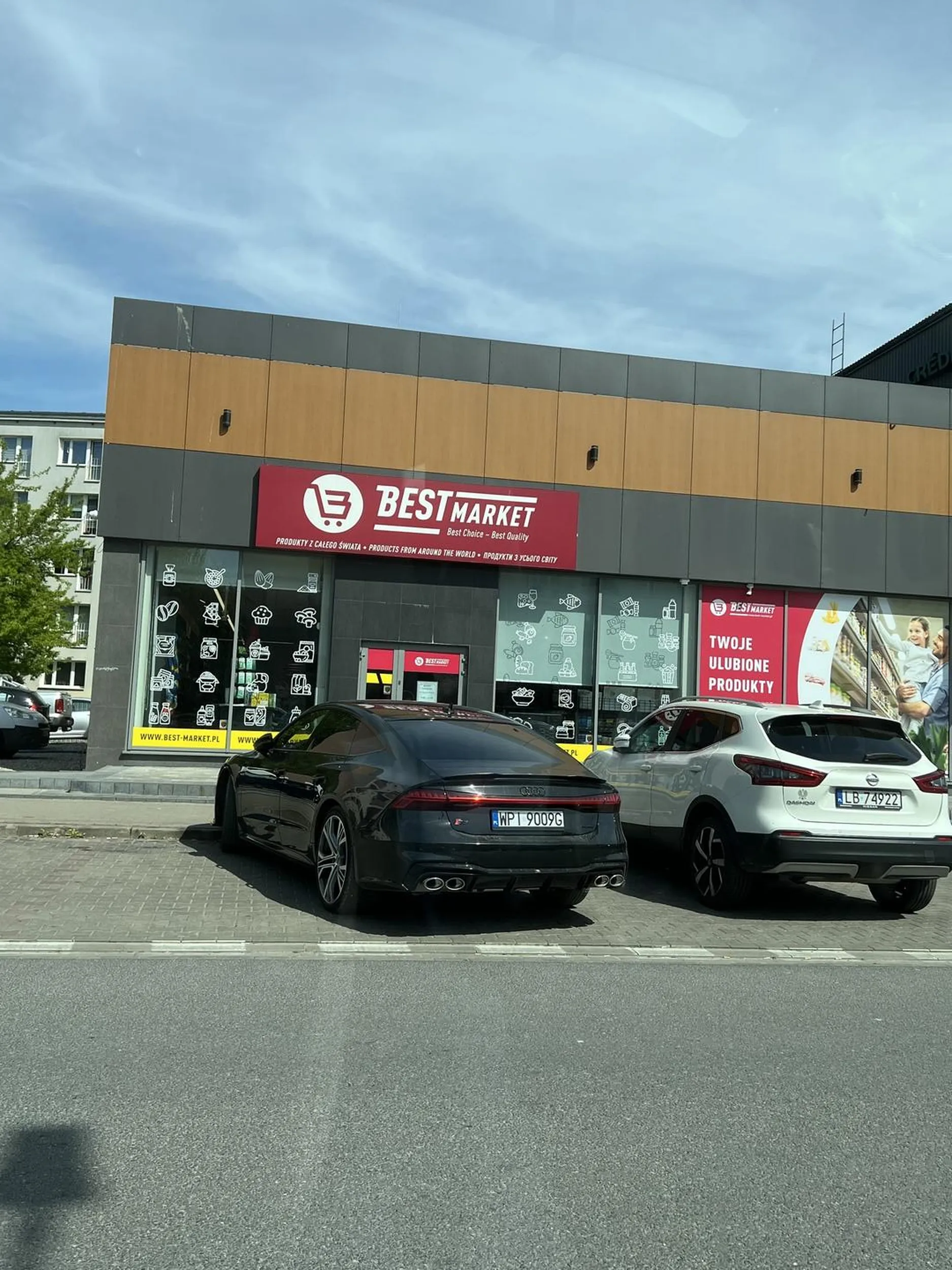 Jeszcze wychodzi zadowolony z siebie XDD