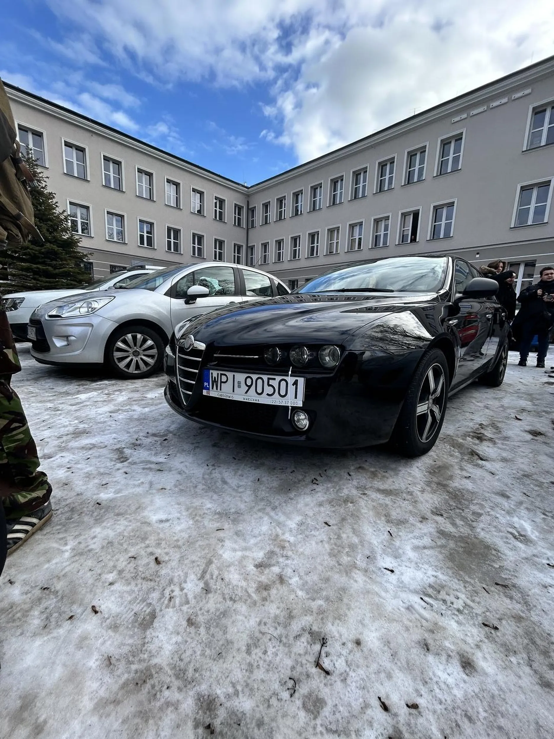 Ten ryk silnika słyszę aż do dziś piękna alfa z trytytkowym zderzakiem. Ciasna ale własna