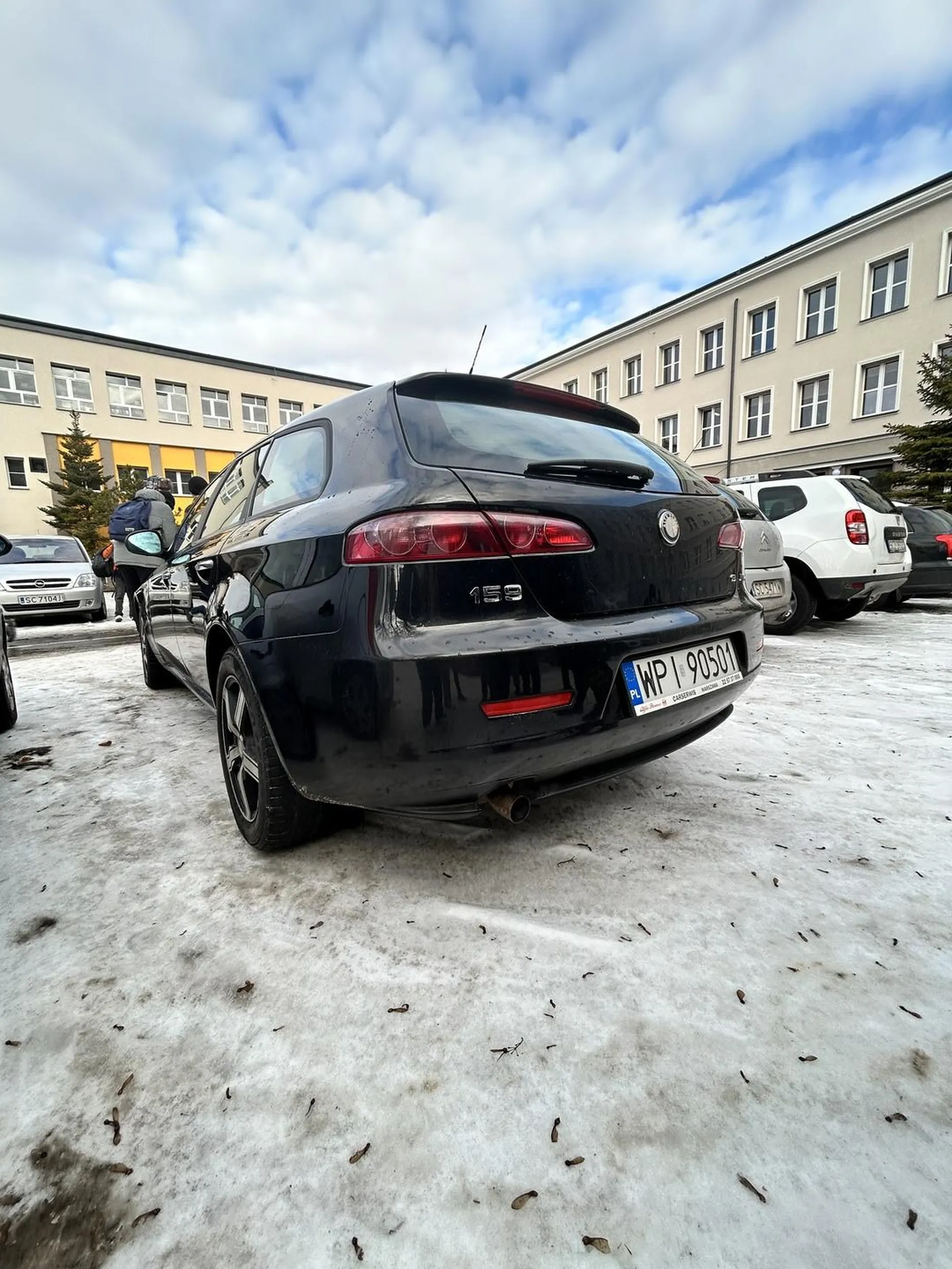 Ten ryk silnika słyszę aż do dziś piękna alfa z trytytkowym zderzakiem. Ciasna ale własna