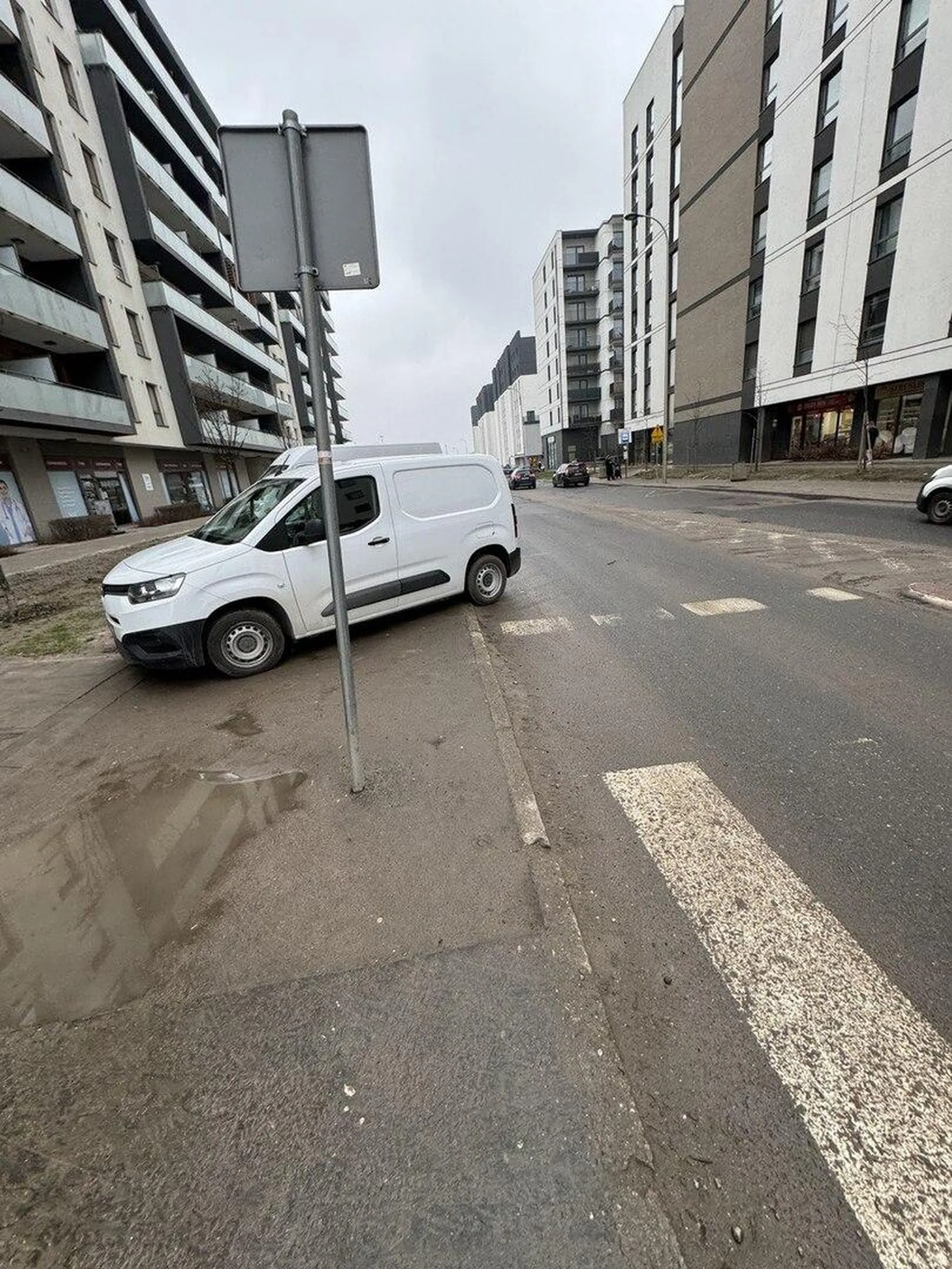 ładnie zaparkowane na przejściu dla pieszych