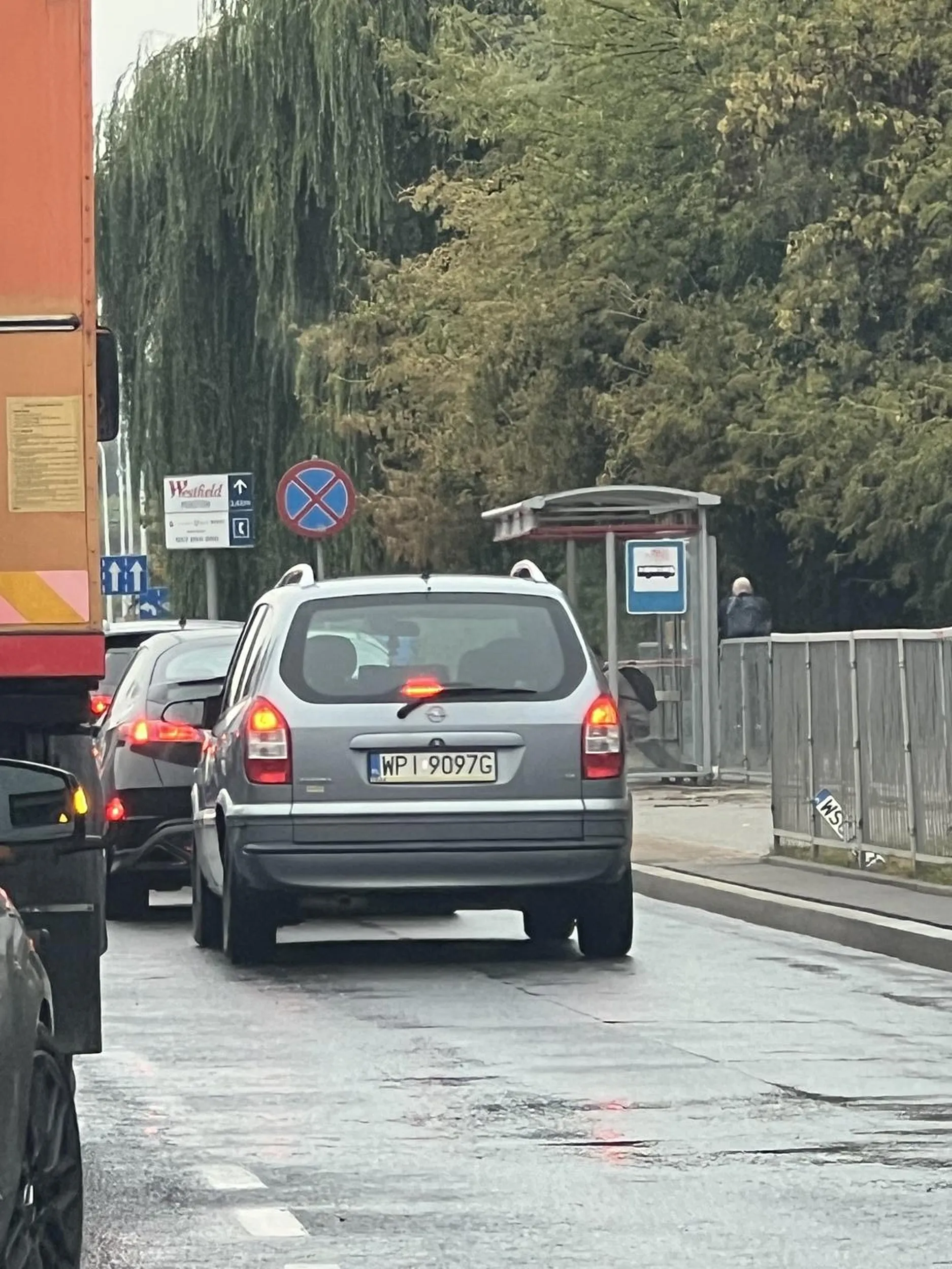 Kobieta jeździ pasami po środku, nie wie co to jazda na suwak, dodaje gazu, nie wpuszcza, obyś do końca życia żyła w celibacie ;) nie pozdrawiam