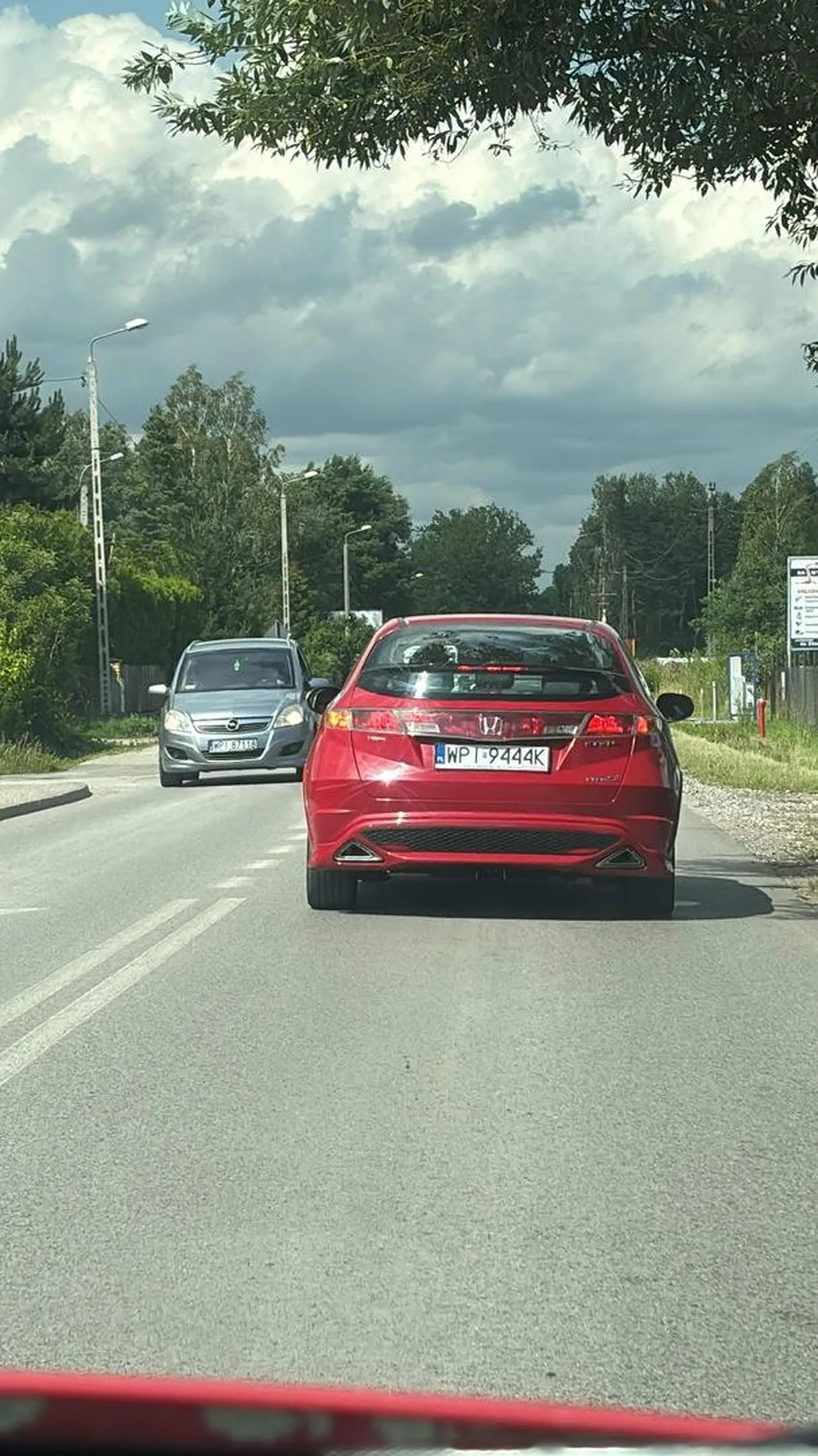 Jedzie tym szrotem z tyłu mu chmura niebieska leci oleju dolej