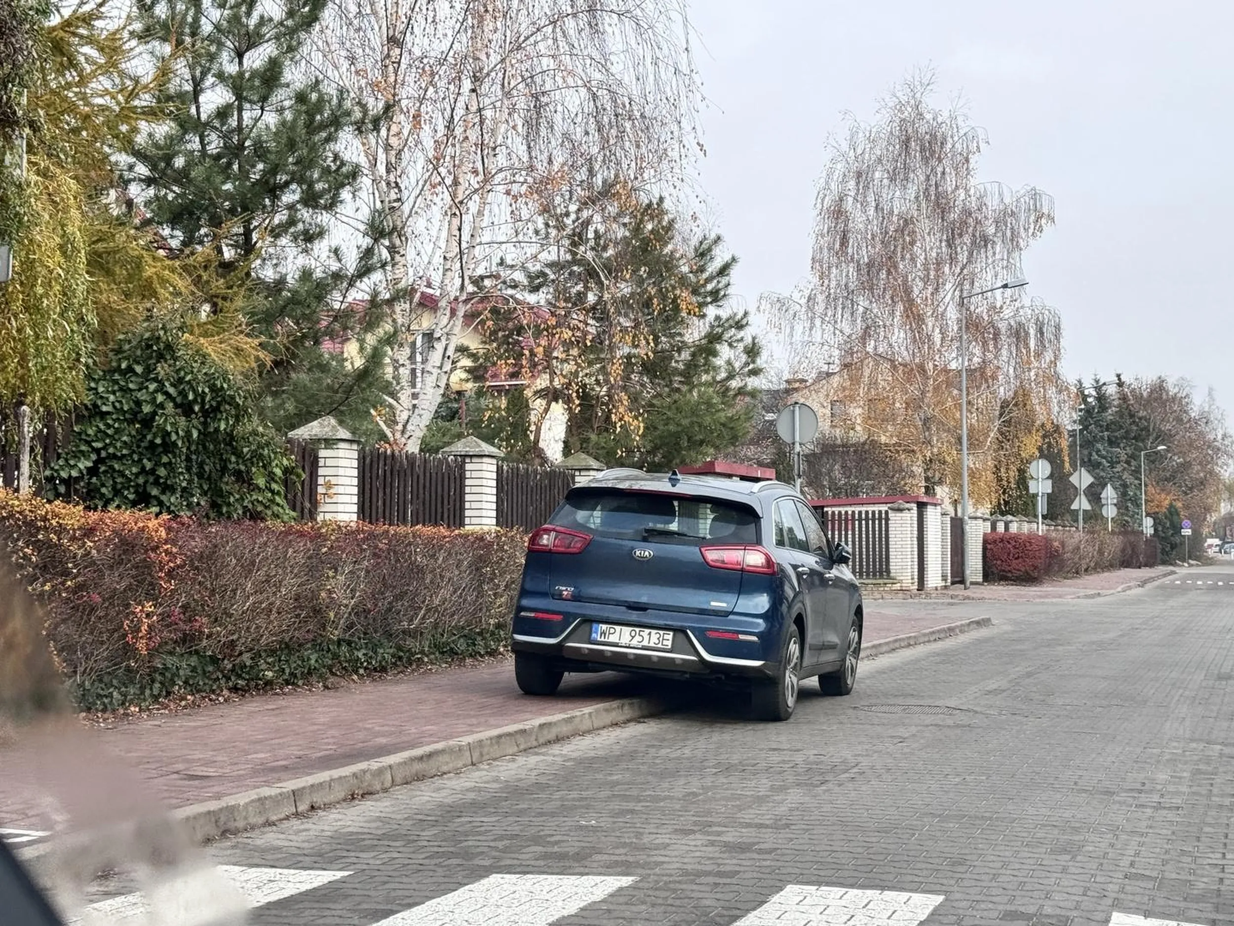 Piękne parkowanie na zakazie i niszczenie infrastruktury.