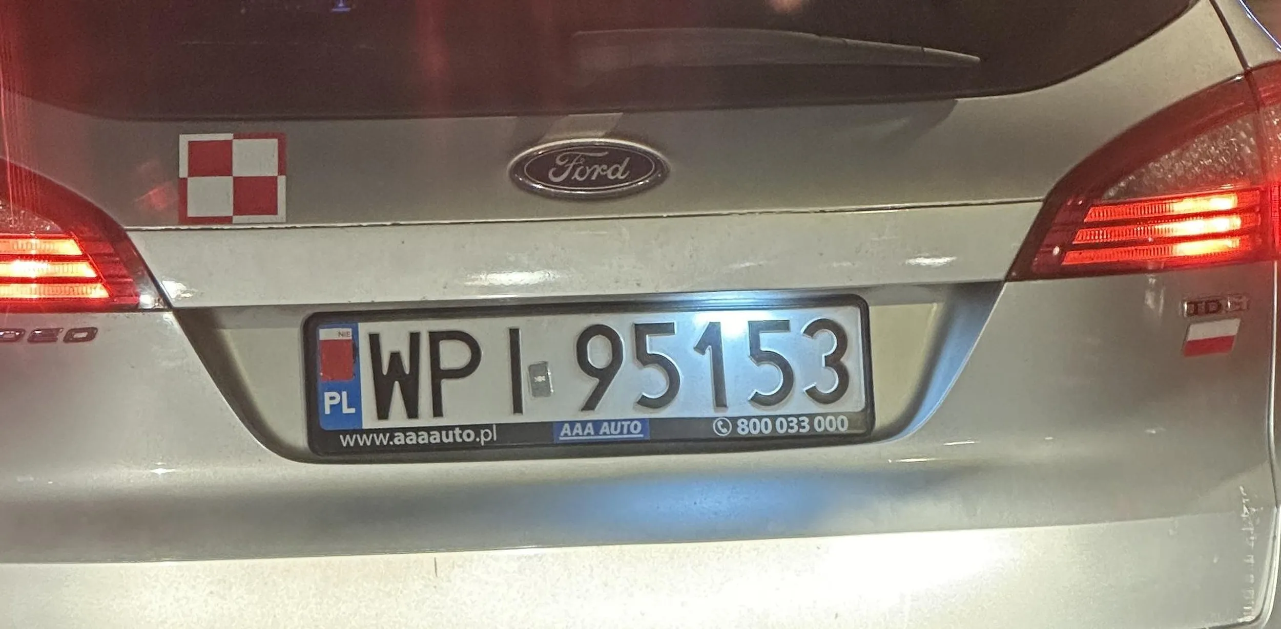 Pan taksówkarz chyba nie do końca zrównoważony- samochód obklejony polskimi flagami, a flaga UE zaklejona napisem „NIE”.