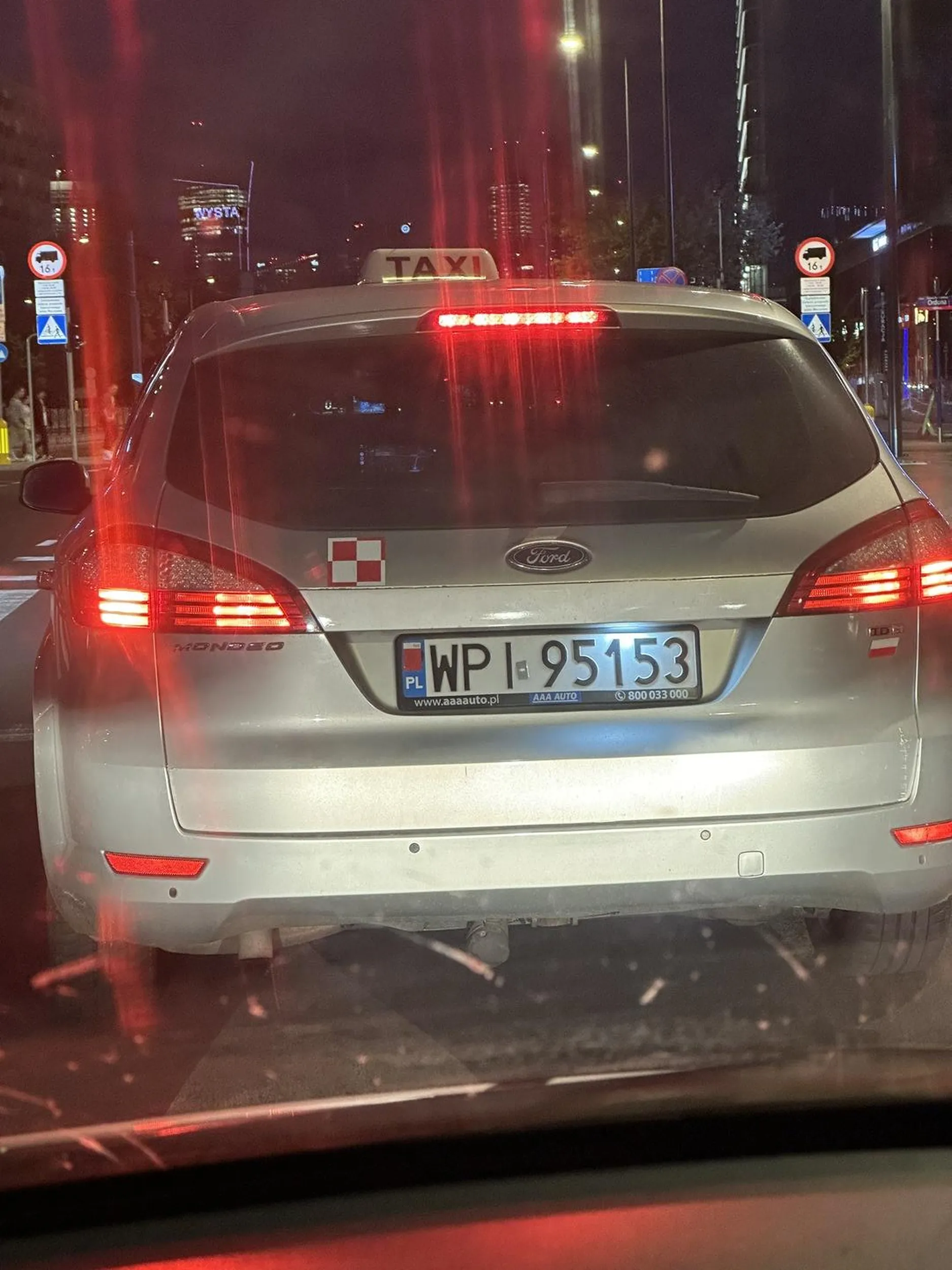 Pan taksówkarz chyba nie do końca zrównoważony- samochód obklejony polskimi flagami, a flaga UE zaklejona napisem „NIE”.