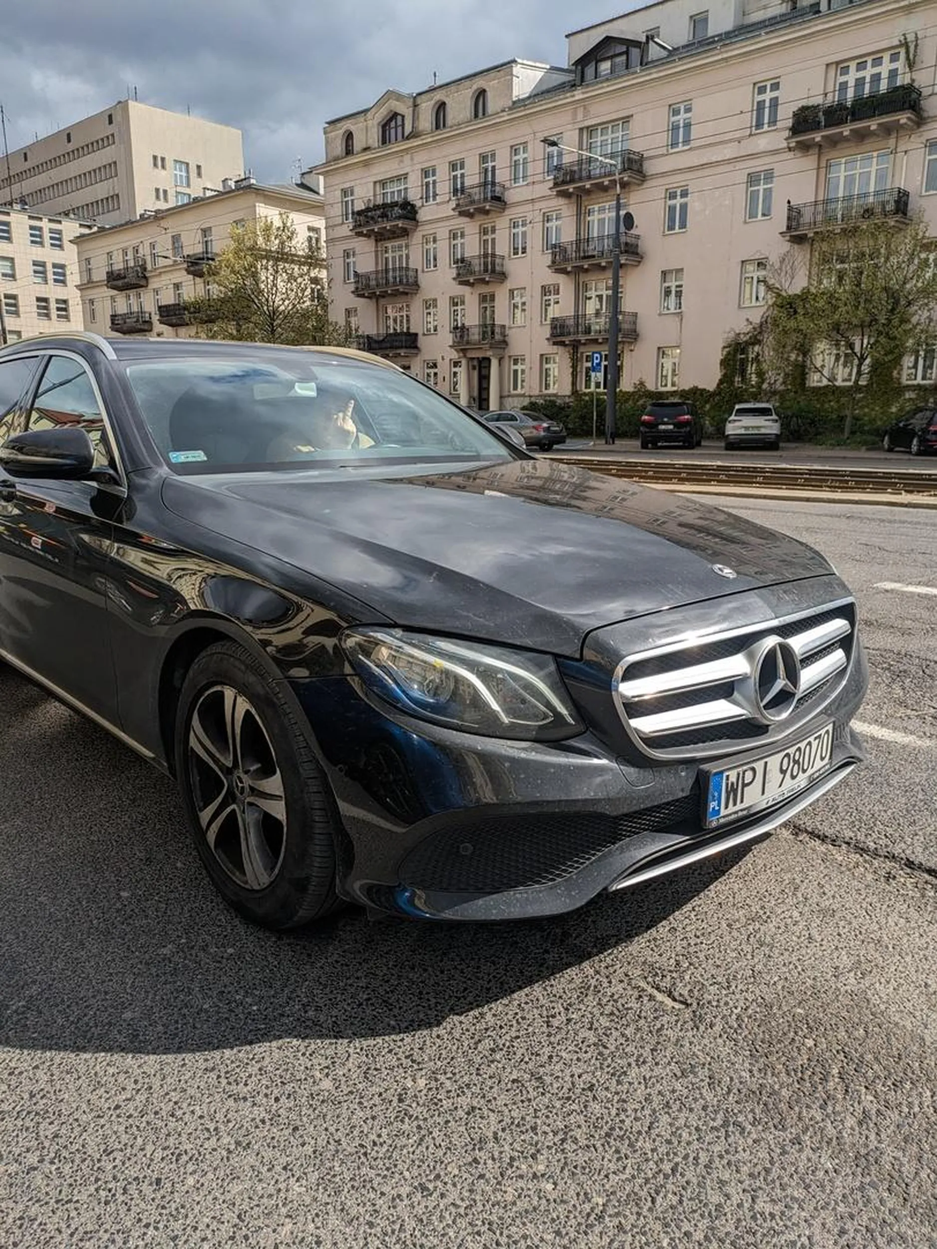 Wymuszenie pierwszeństwa, niebezpieczna i brawurowa jazda, później machanie środkowym palcem. Tego palca tatuś mu wkładał w dupę, dlatego teraz wszystkim pokazuje.