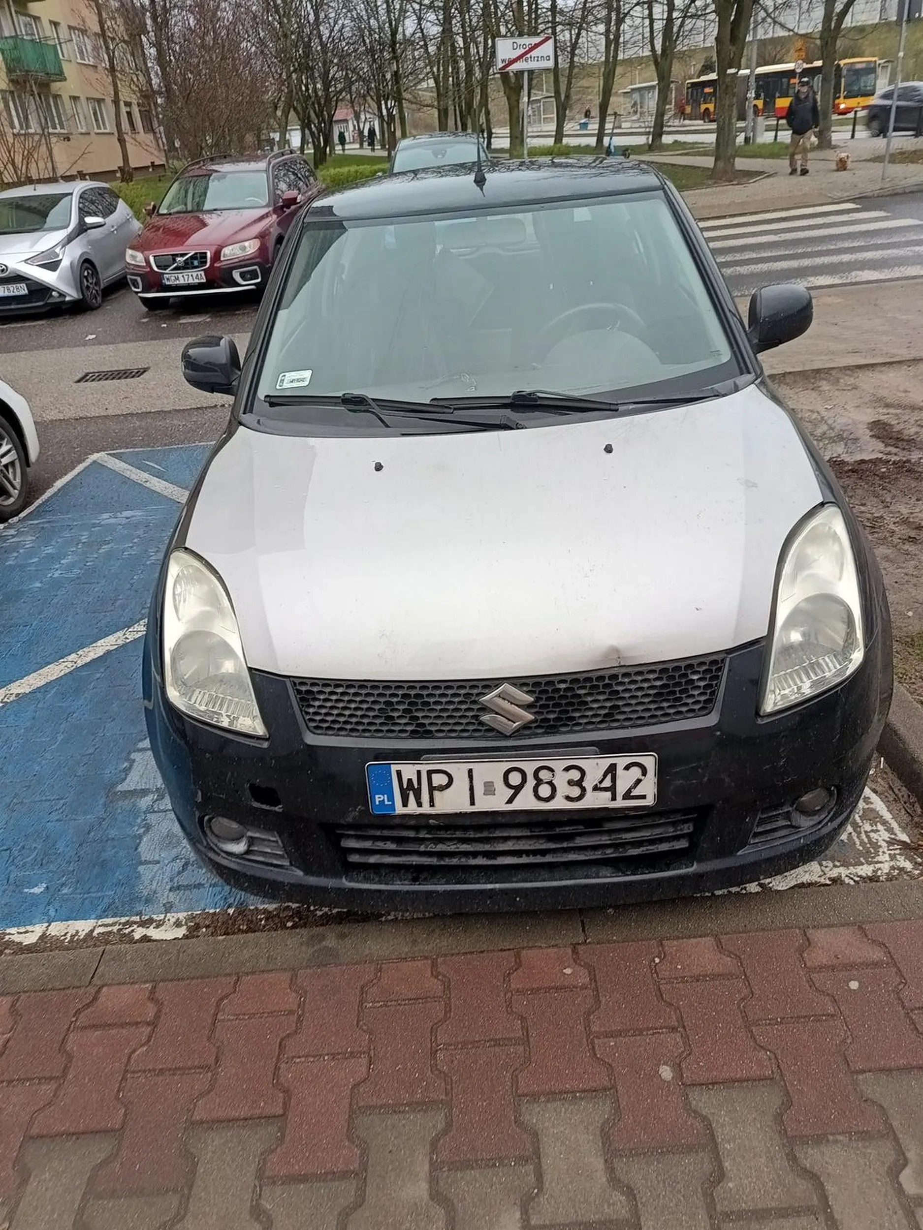 Samochód zajmuje miejsce dla osoby niepełnosprawnej i nie posiada uprawnienia.