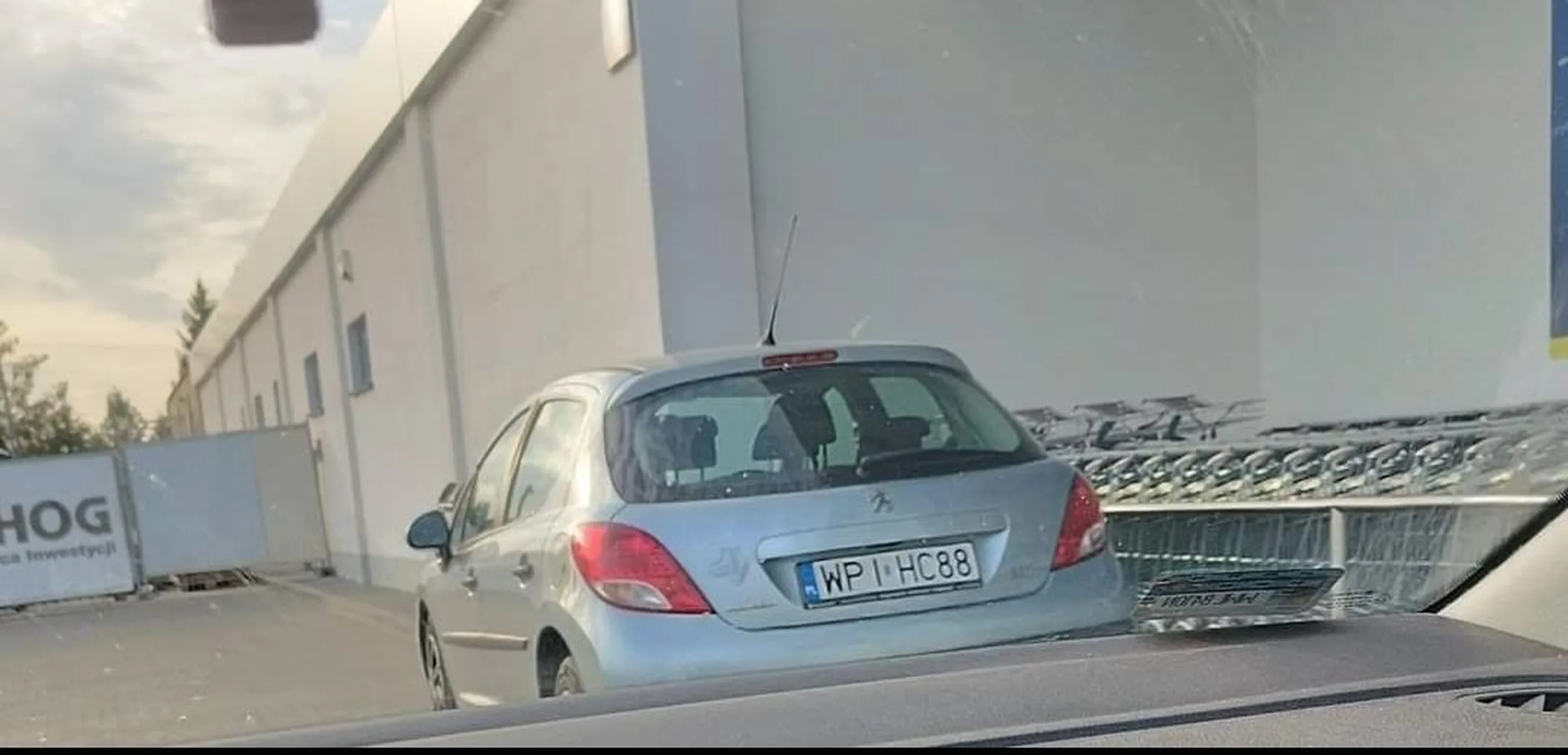 C.i.u.l jeden zaparkował pod lidlem w taki sposób, że kobieta nie była w stanie odstawić wózka z miejscem na fotelik dla dziecka. Nie doczekała się na kierowcę więc straciła monetę w wózku.