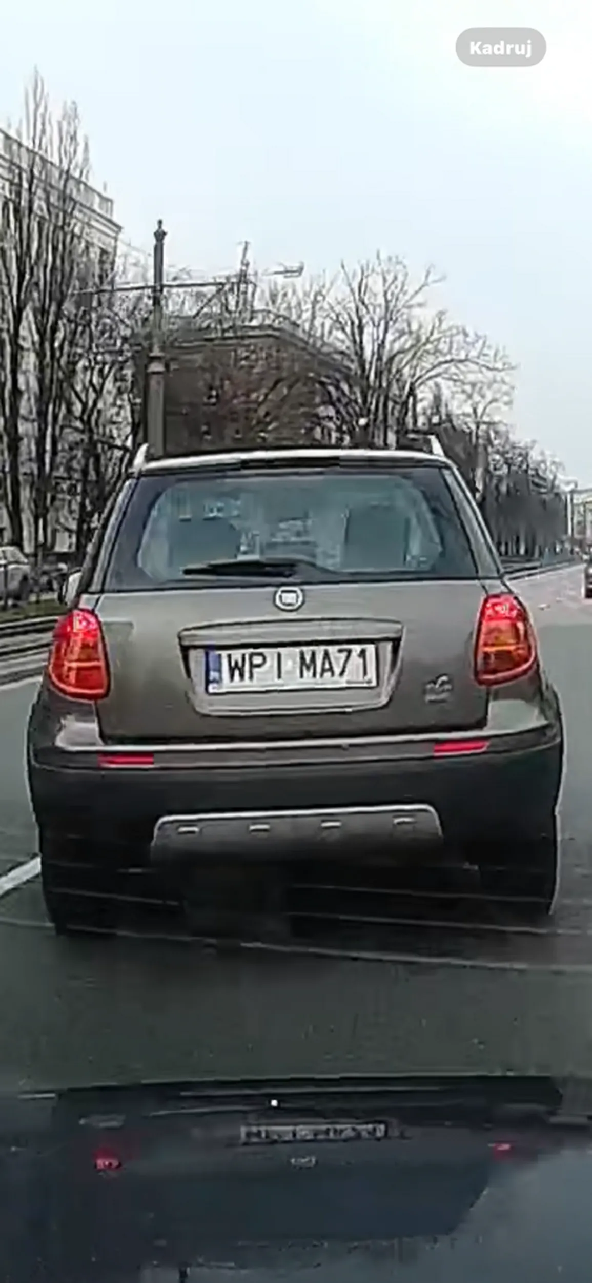 Polecam sprzedać samochód i oddać prawo jazdy aby przestać być niebezpieczeństwem na drodze jak się wyjeżdża z strzałki to zajmie się prawy pas imbecylko nie wjeżdża się pod koła tym co jadą na zielonym.