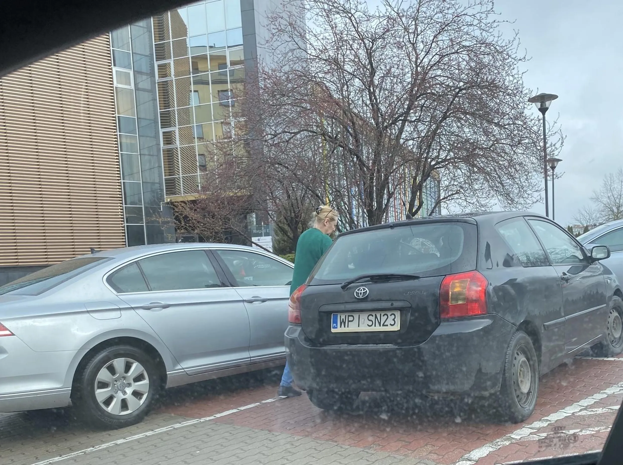 Jazgotliwa kobita - upomina kierowce  aby poprawil parkowanie - poprawil ale ona potem staje krzywo i sobie idzie.