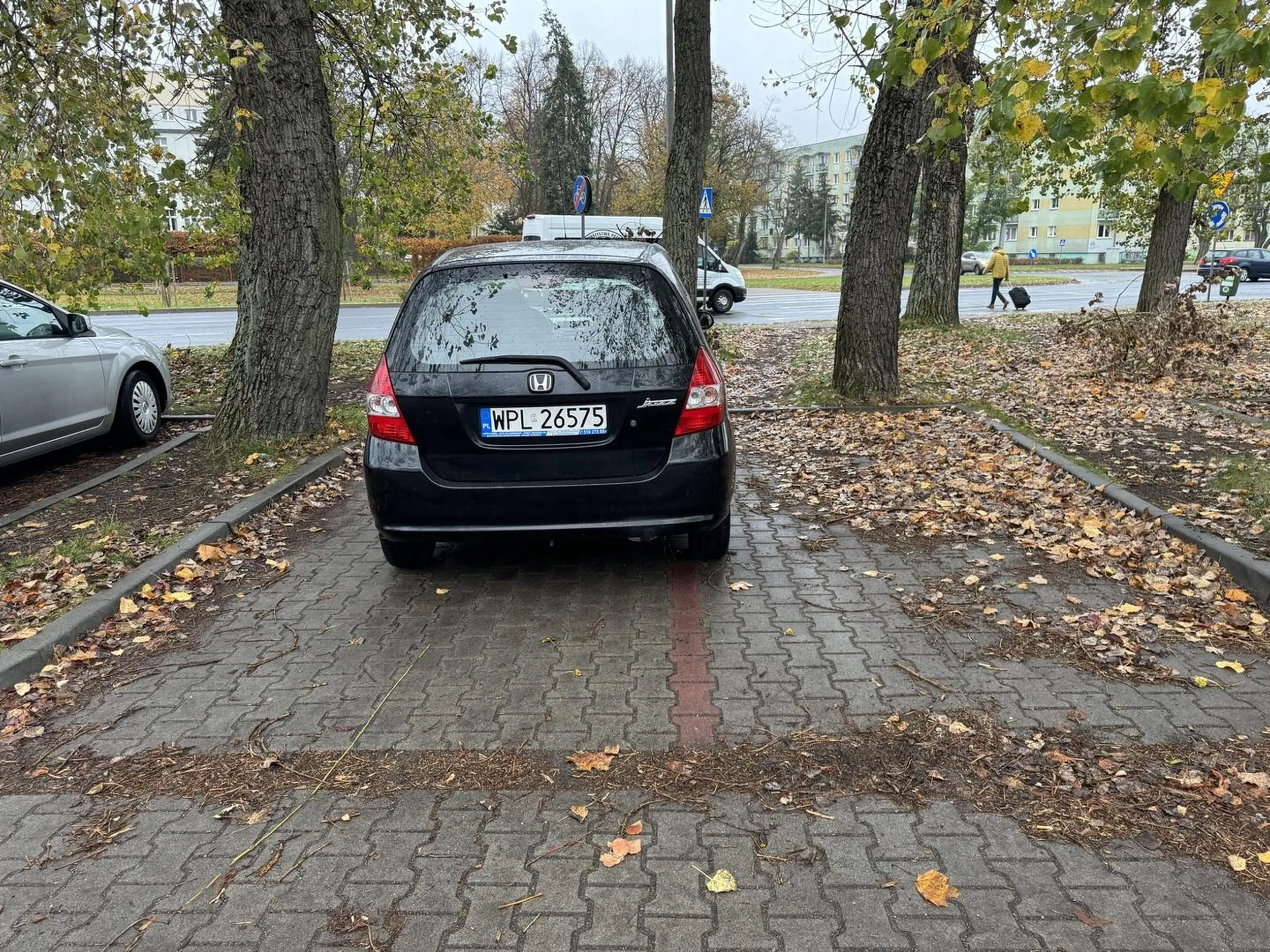 codziennie widze to jak zaparkowany jest ten samochod i wpienia mnie to niemilosiernie, ze miejsce obok jest zawsze niezdatne do zaparkowania bo ten samochod stoi na linii, prosze kierowco tego auta, zwroc na to uwage, bo to juz nie pierwszy raz jak tak zaparkowany jest samochod