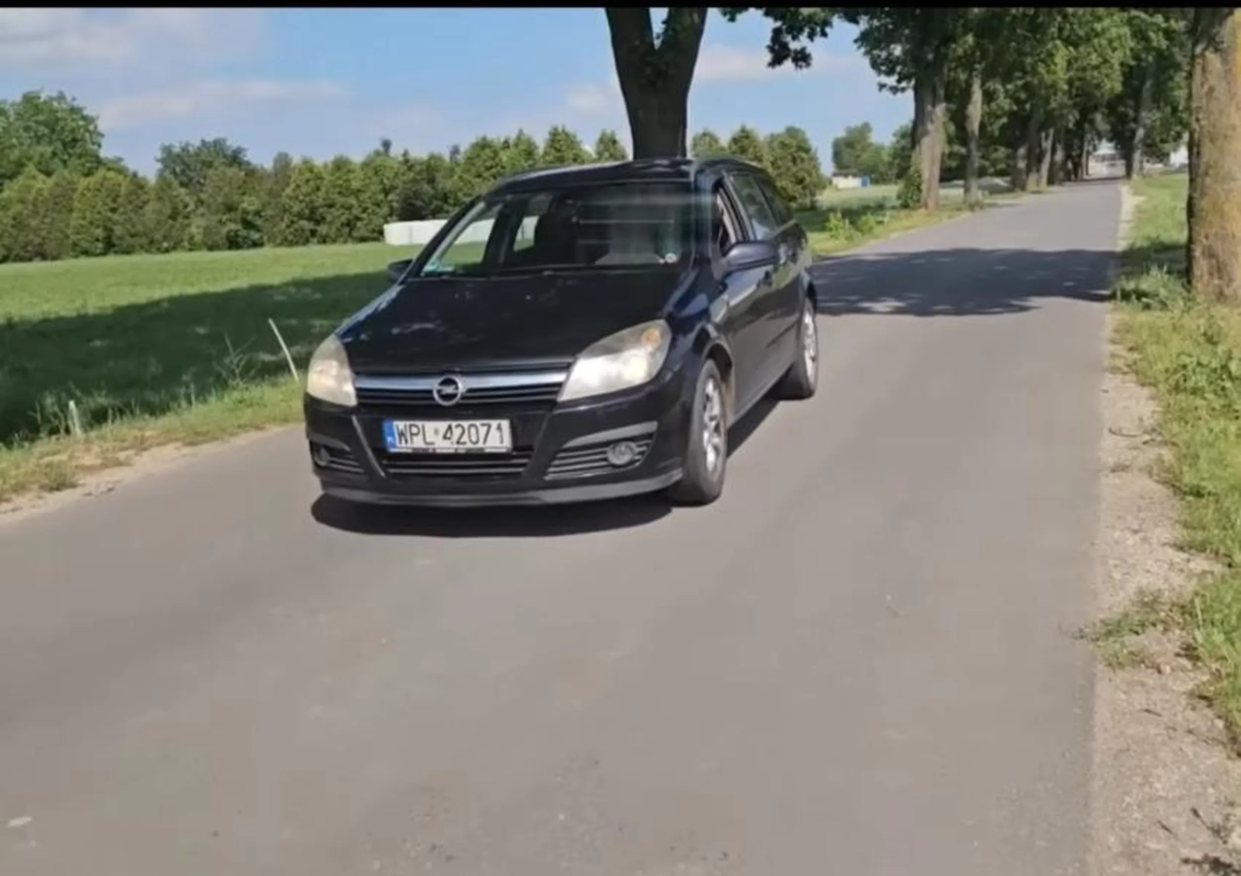 Zaczepia obcych mężczyzn na drodze.