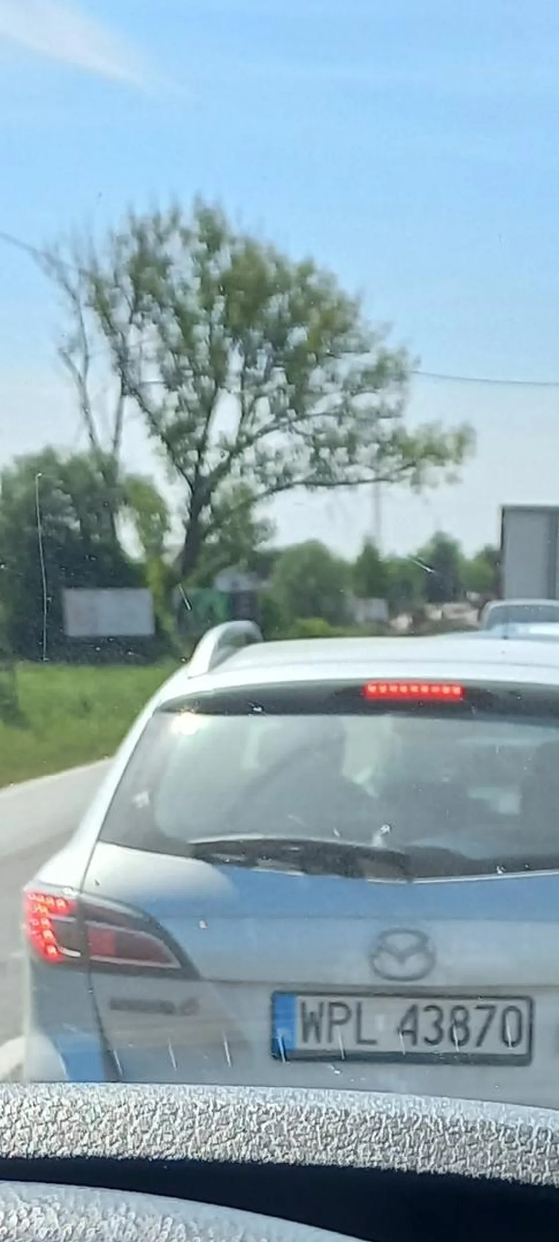 Zafajdany brudas rzuca niedopalone pety za okno na jezdnię. zdarzenie dn.08-05-2024 14:26 skrzyżowanie droga 567 z ul. Żyzną.