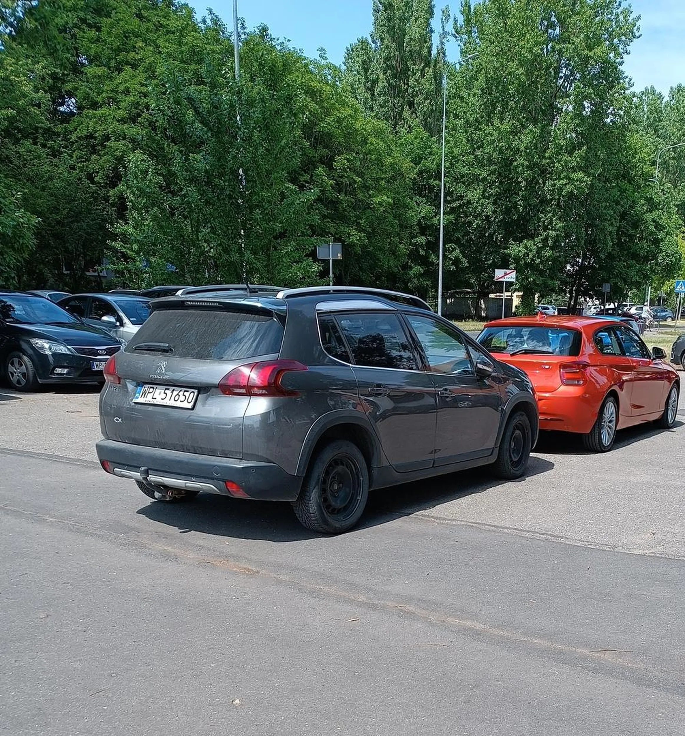 Dwójka idiotów sie dobrała. Są wyznaczone pasy na parkingu a ci wepchali sie na środek. Jak mam wyjechać? Przetransportować mam te auta?