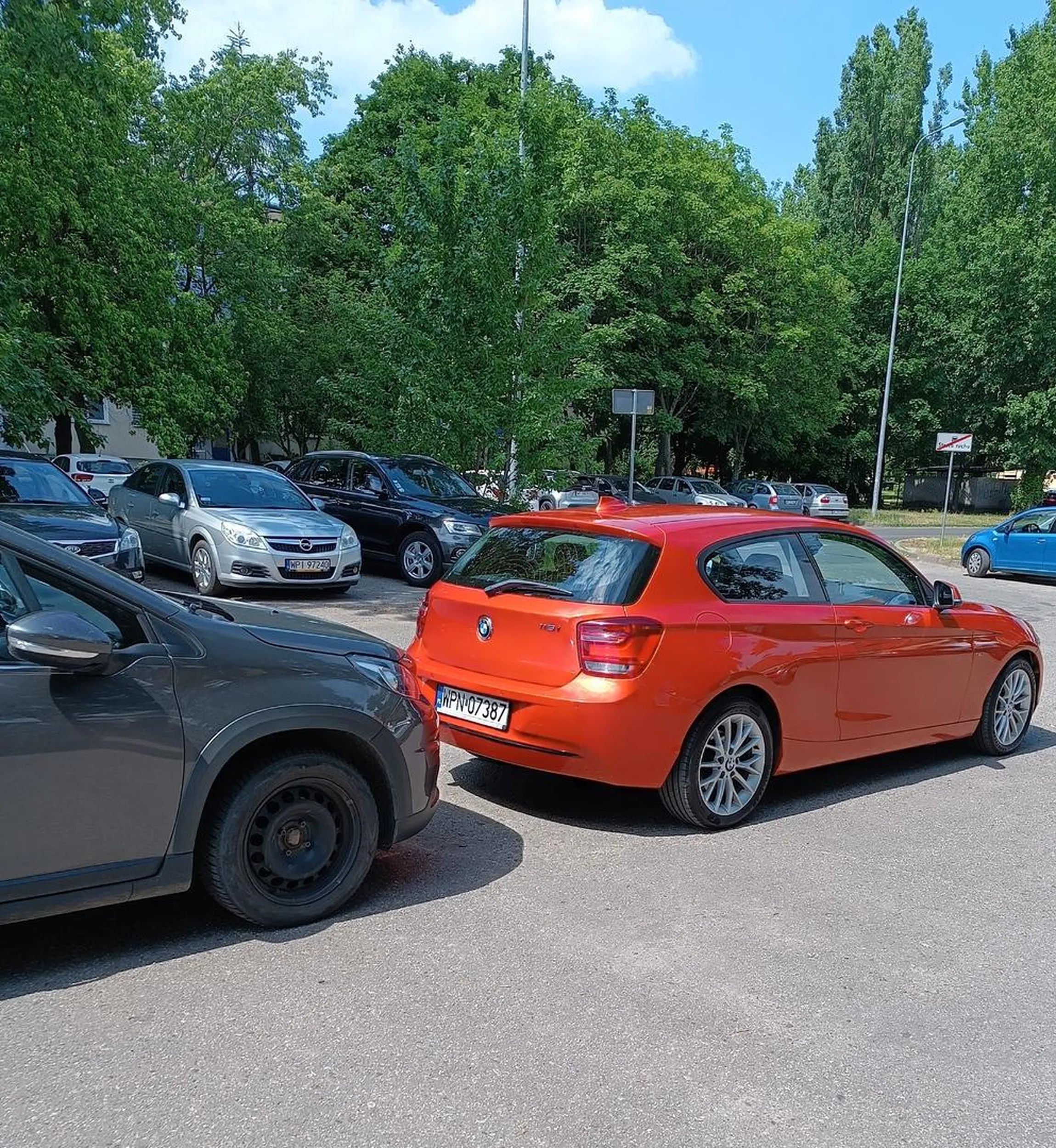 Dwójka idiotów sie dobrała. Są wyznaczone pasy na parkingu a ci wepchali sie na środek. Jak mam wyjechać? Przetransportować mam te auta?