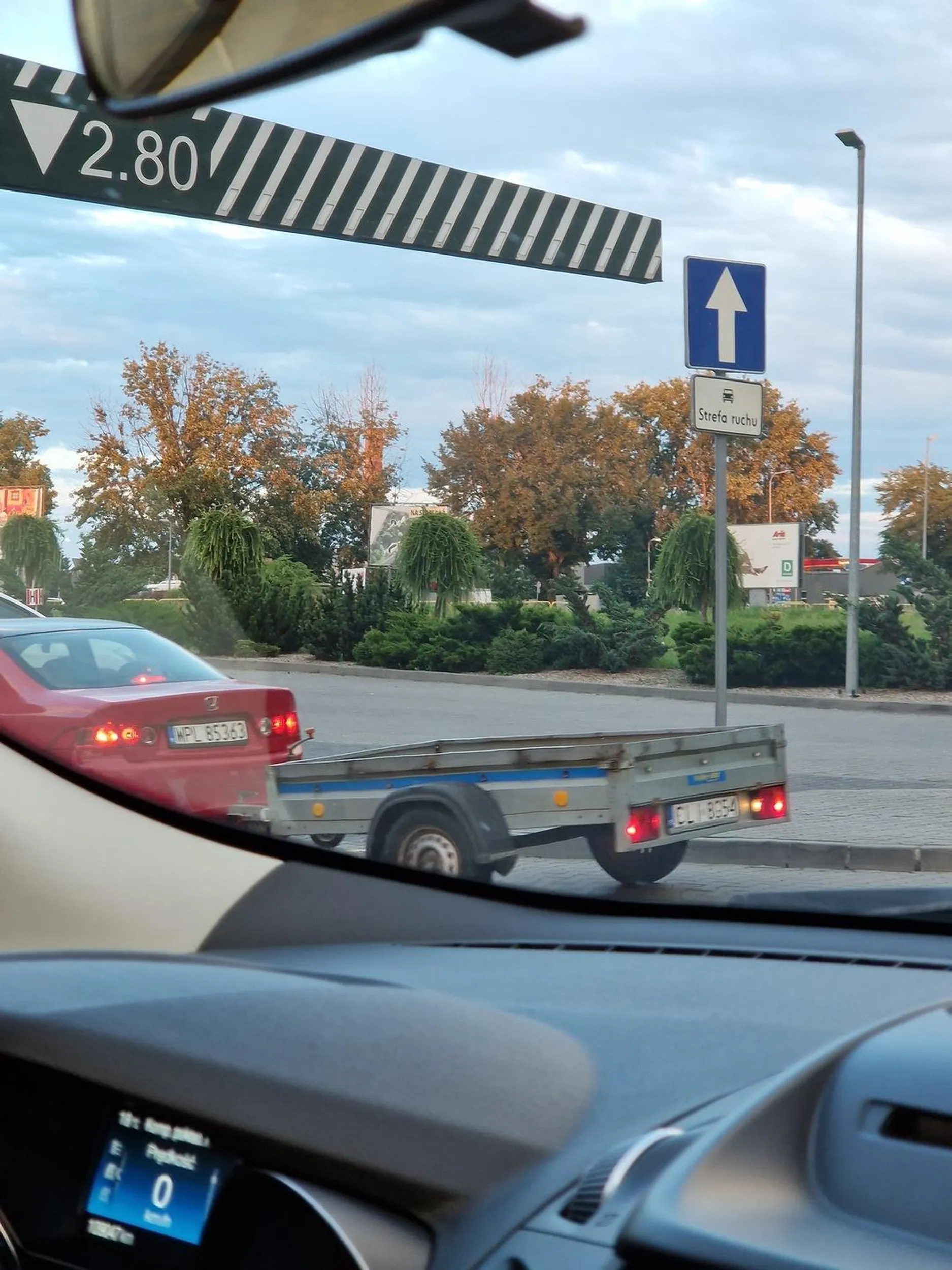 Wpierdala sie w kolejke do mcdrive az taki glodny... albo po prostu ulany XD