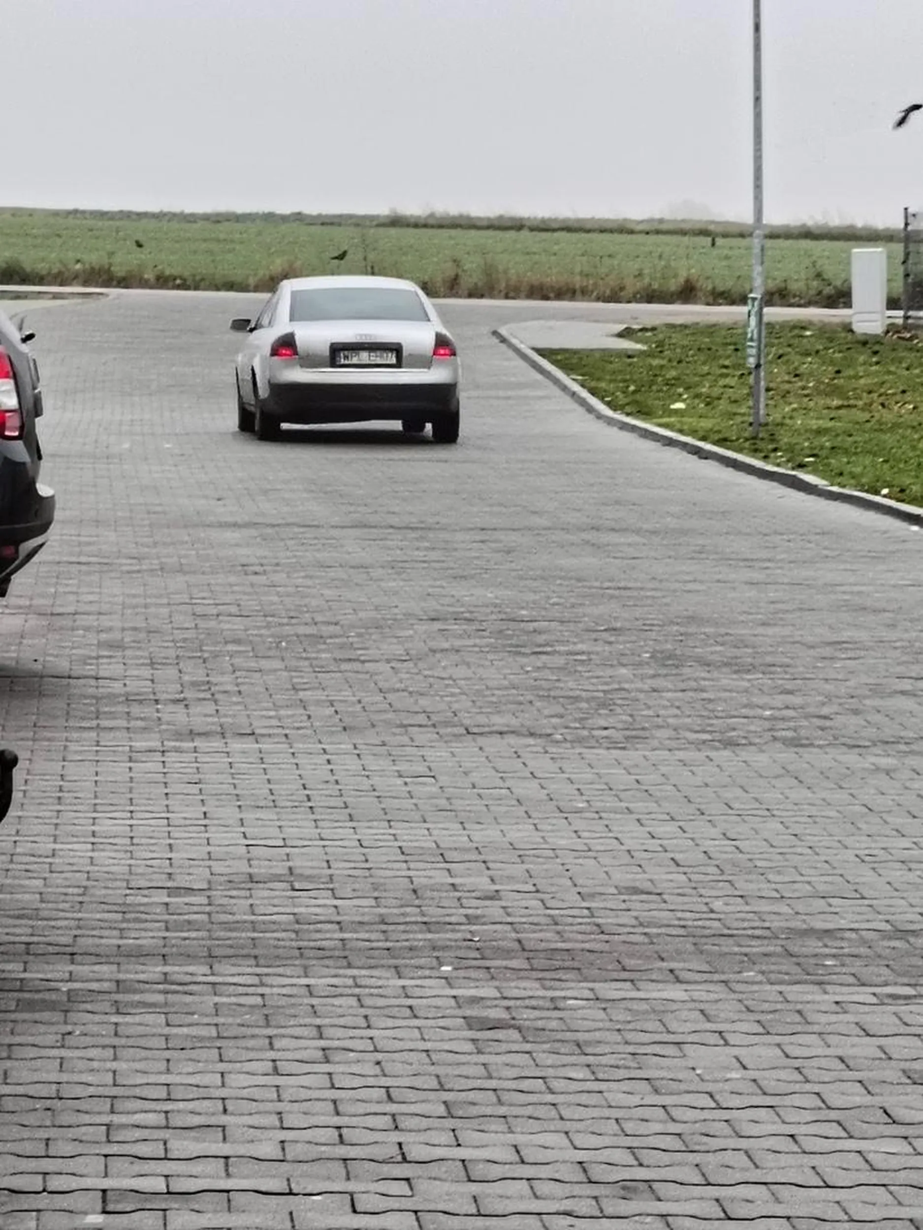 Kierowca porusza się pod wpływem alkoholu  Dino Ciachcin parking kupuje alkohol