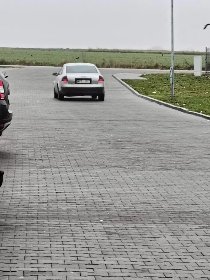 Kierowca porusza się pod wpływem alkoholu  Dino Ciachcin parking kupuje alkohol