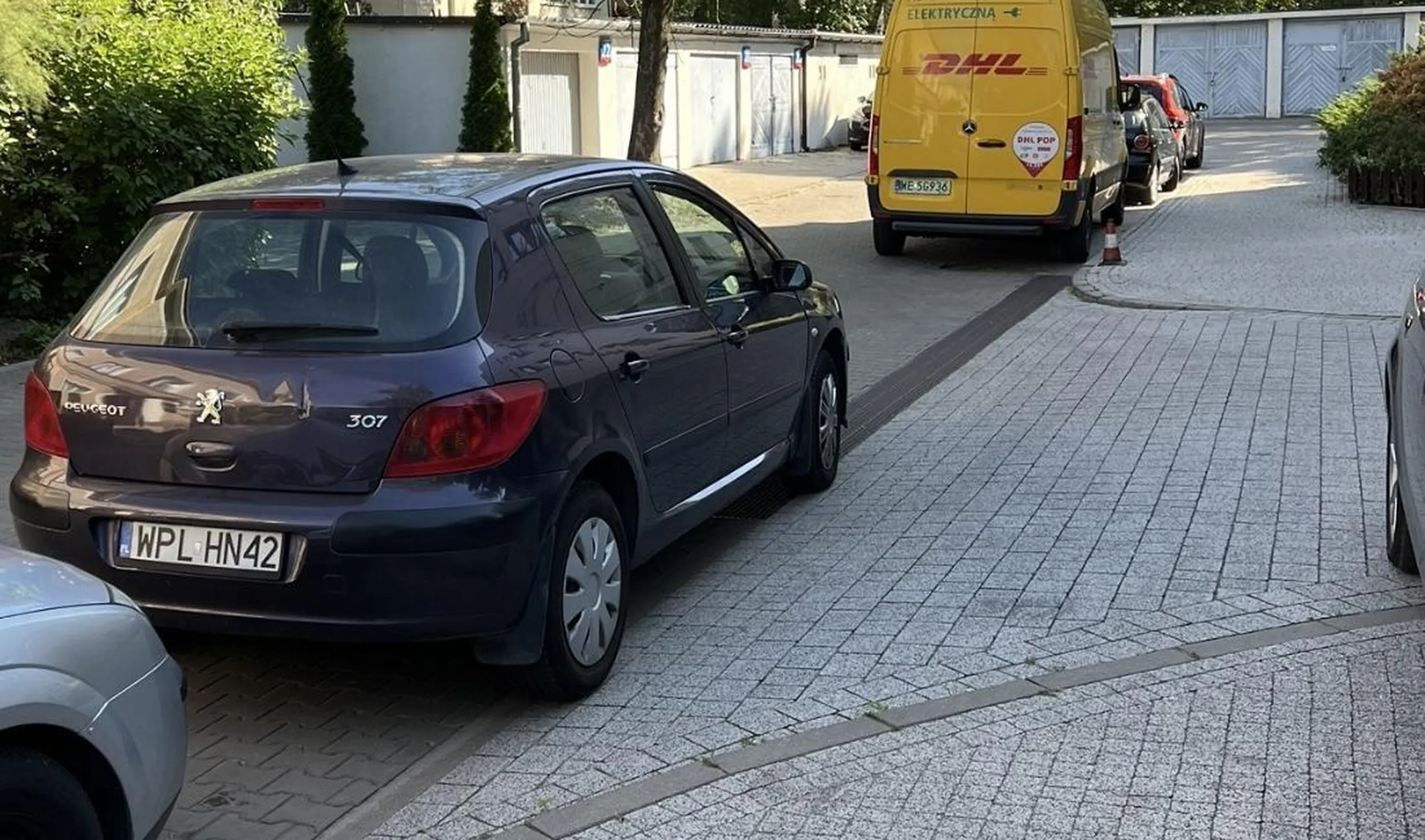 Inteligent zaparkował centralnie na wjeździe do garażu i nie interesuje go że ludzie do własnego garażu nie mogą wjechać… ręce opadają…