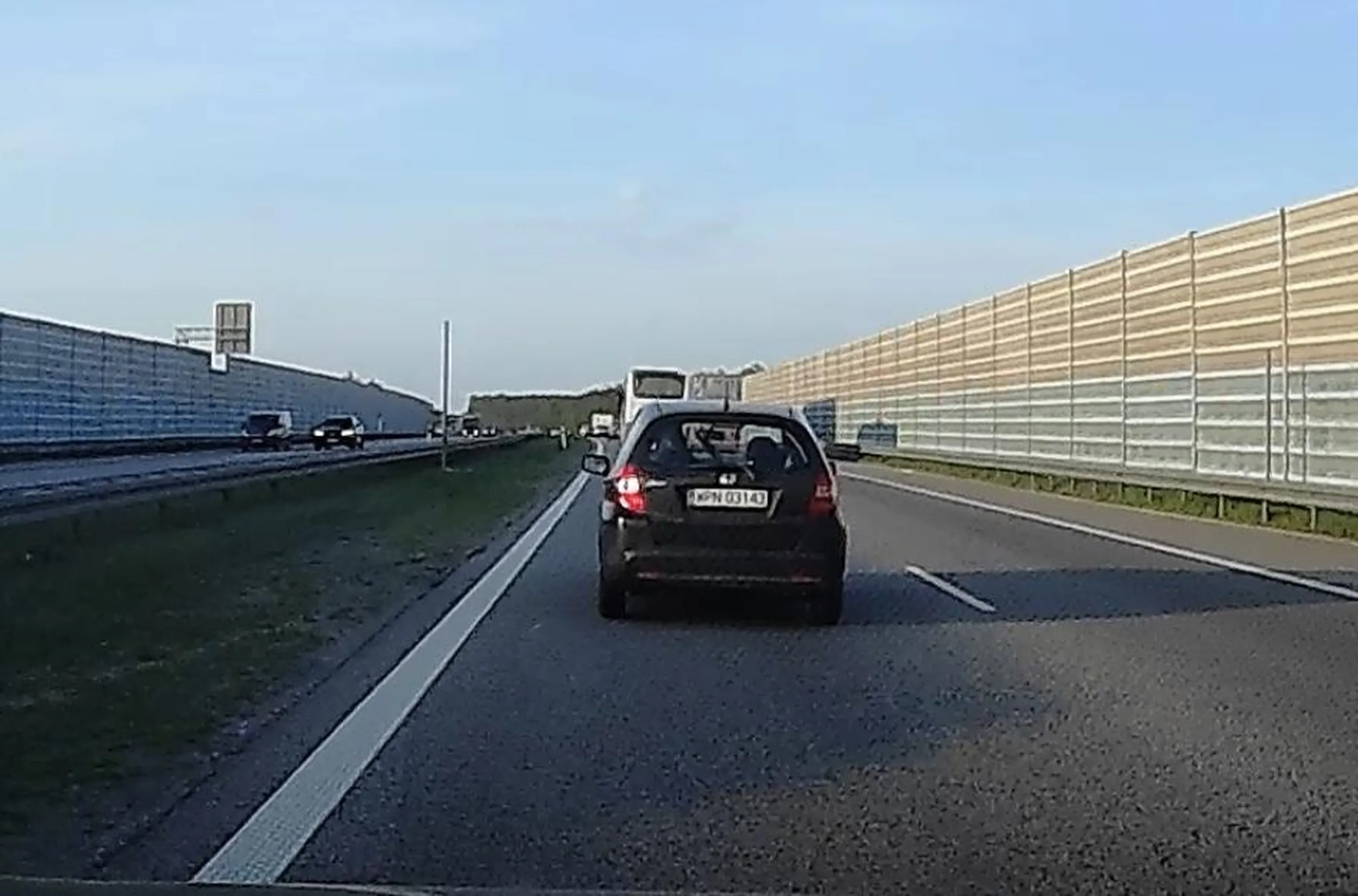 Psychiczna agresywna wystawia środkowy palec podczas gdy sama jedzie bardzo nieostrożnie i mało nie spowodowała wypadku