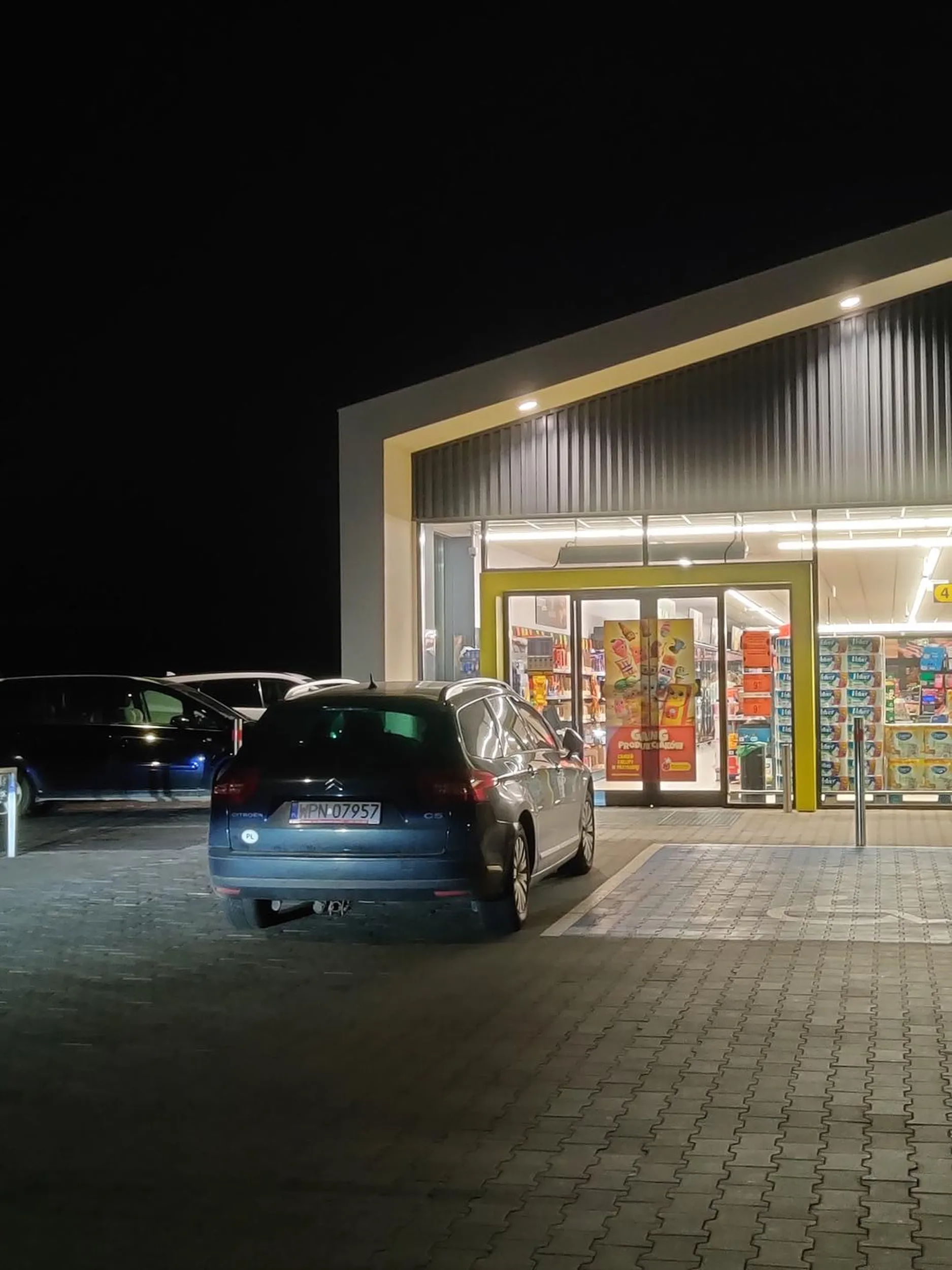 może jeszcze wjedź do tego sklepu święta krowo ;)