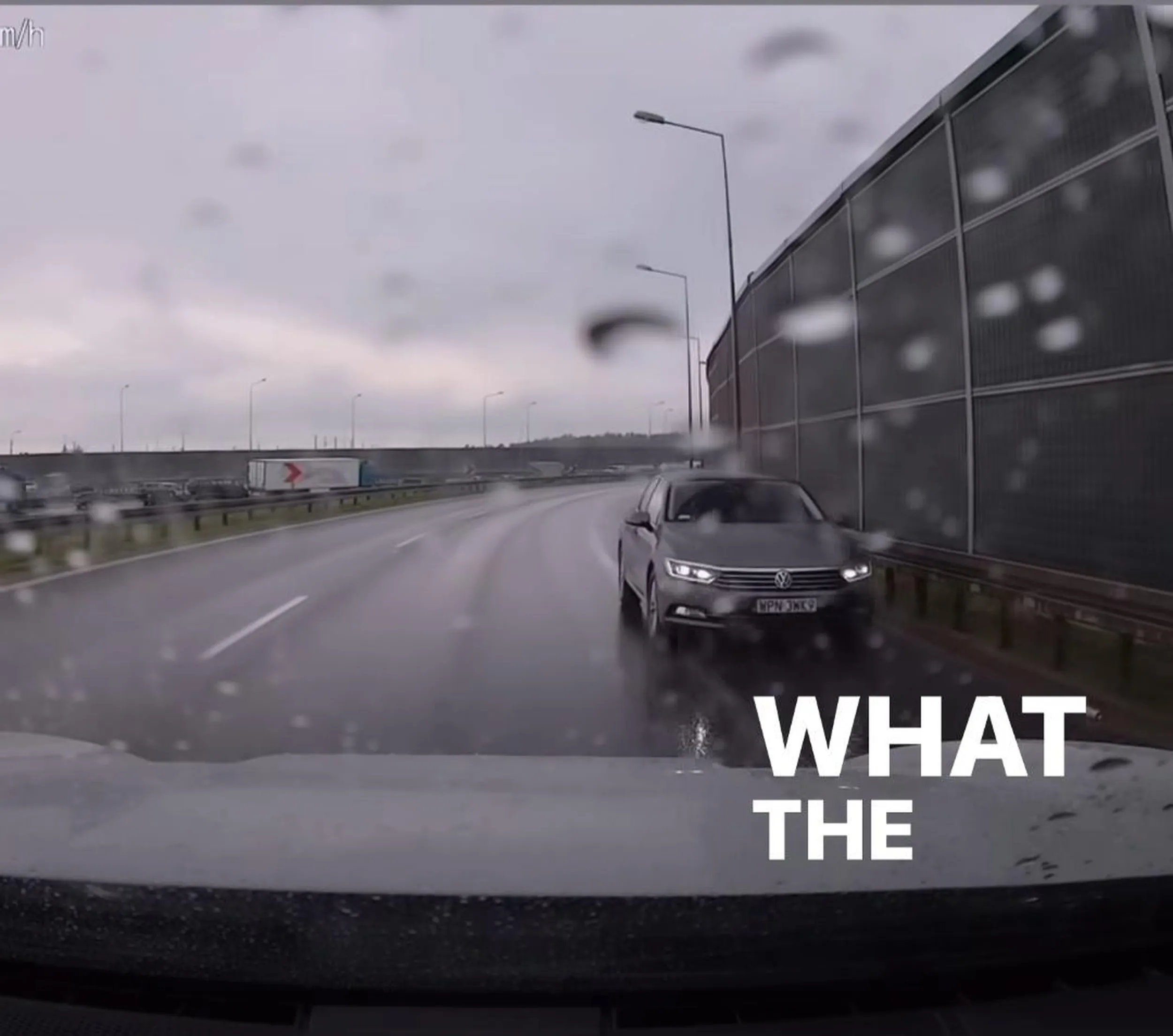 Chlop jedzie na autostradzie pod prąd