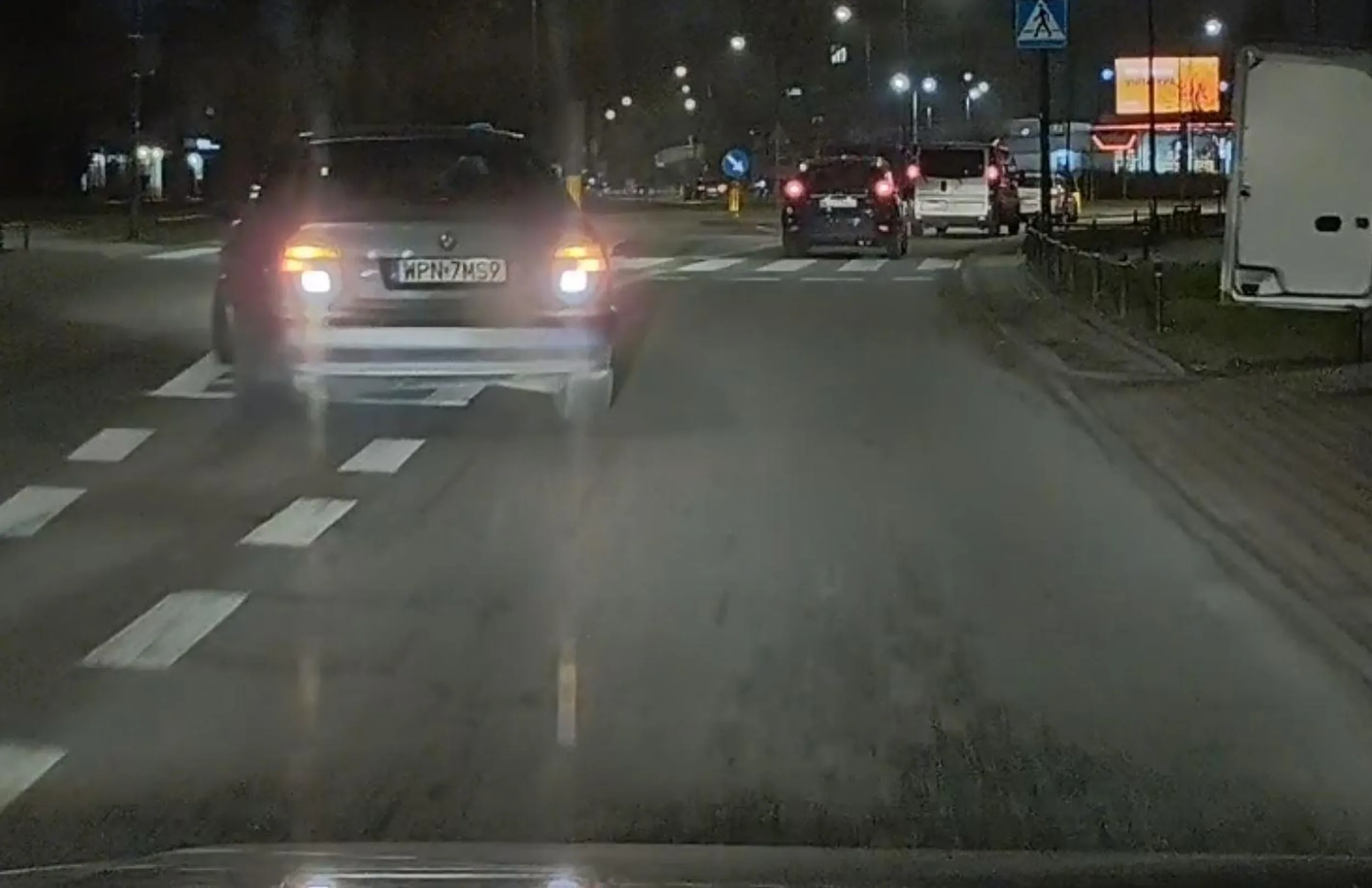 Pan z Płońska myśli, że jak ma bmw i włączone awaryjne to można wymuszać pierwszeństwo na wstecznym... Następnym razem może cię to kosztować.