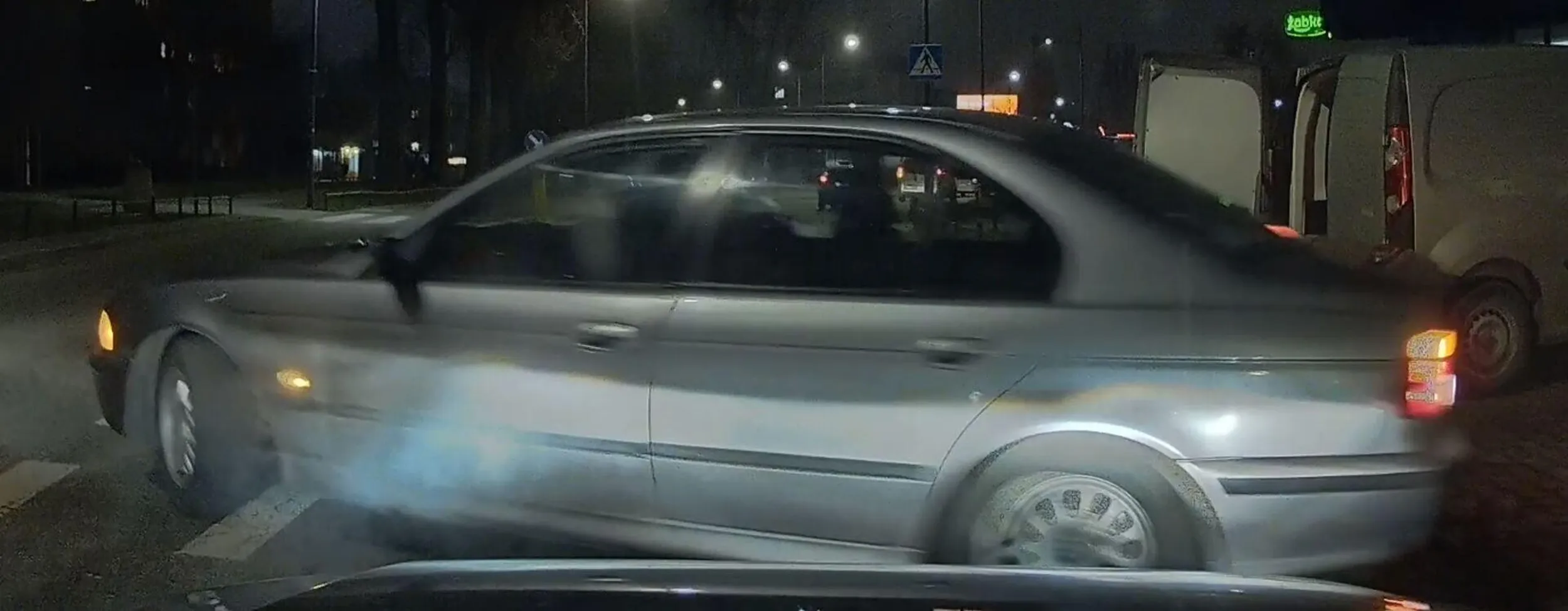 Pan z Płońska myśli, że jak ma bmw i włączone awaryjne to można wymuszać pierwszeństwo na wstecznym... Następnym razem może cię to kosztować.