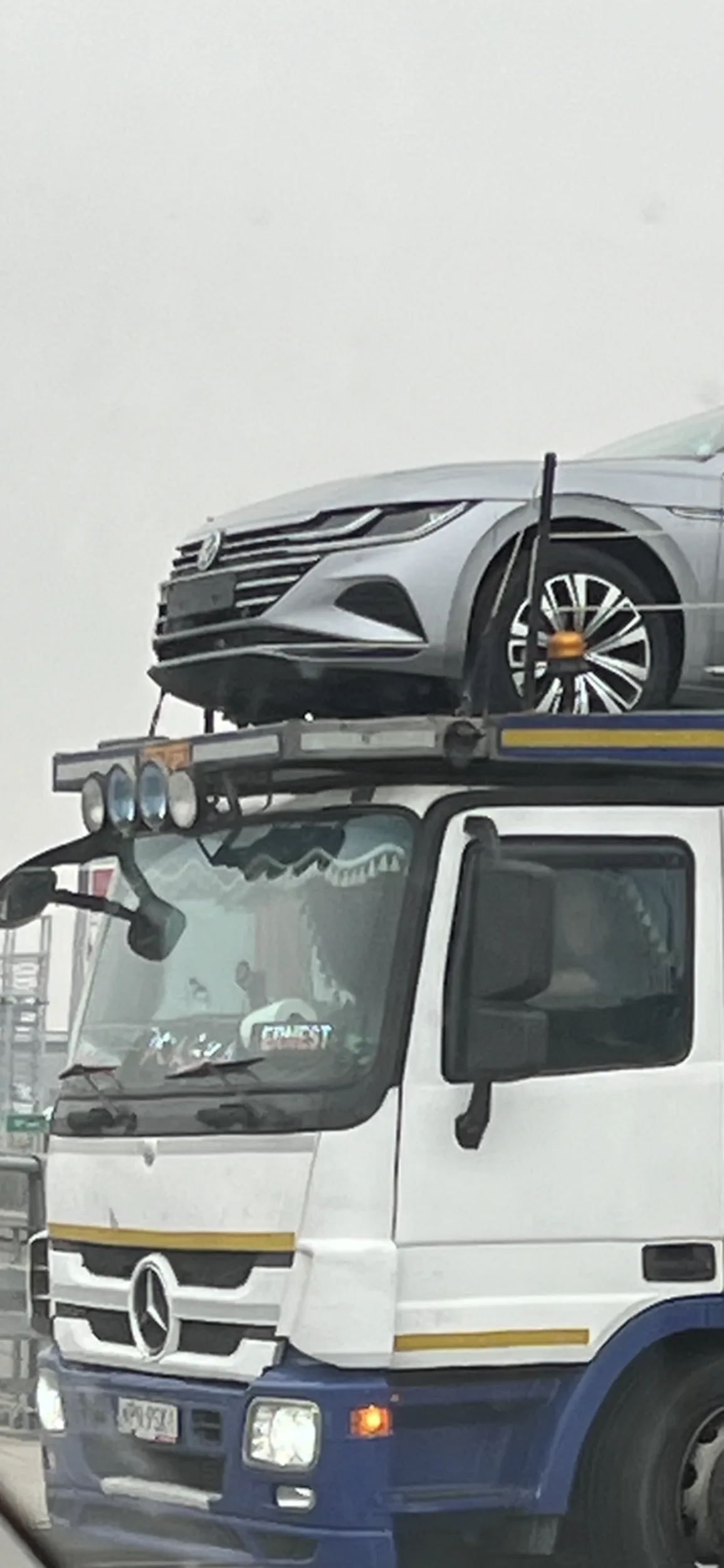 Taki oto bezmyślny tuman wjeżdża na czerwonym świetle na skrzyżowanie z którego nie ma najmniejszej szansy zjechać dzięki czemu udało mu się zablokować skrzyżowanie w dosłownie wszystkich kierunkach. Dziękujemy temu geniuszowi za budowanie jeszcze większych korków ? ciekawe kto takim tłumokom daje uprawnienia i to jeszcze zawodowe… takiemu to nawet na rower powinni odebrać uprawnienia.