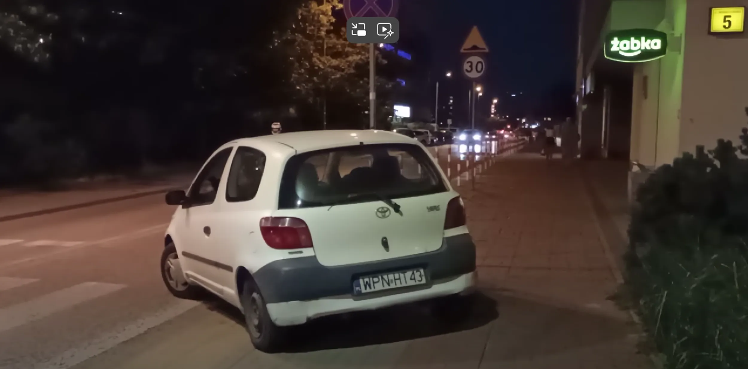 Obcokrajowiec dostarczający na Uberze żarcie. Nie potrafi parkować - jeździ po chodniku, staje daleko od krawędzi jezdni. Nie zna polskiego, jest chamem. Tutaj jest występ u Konfitury: