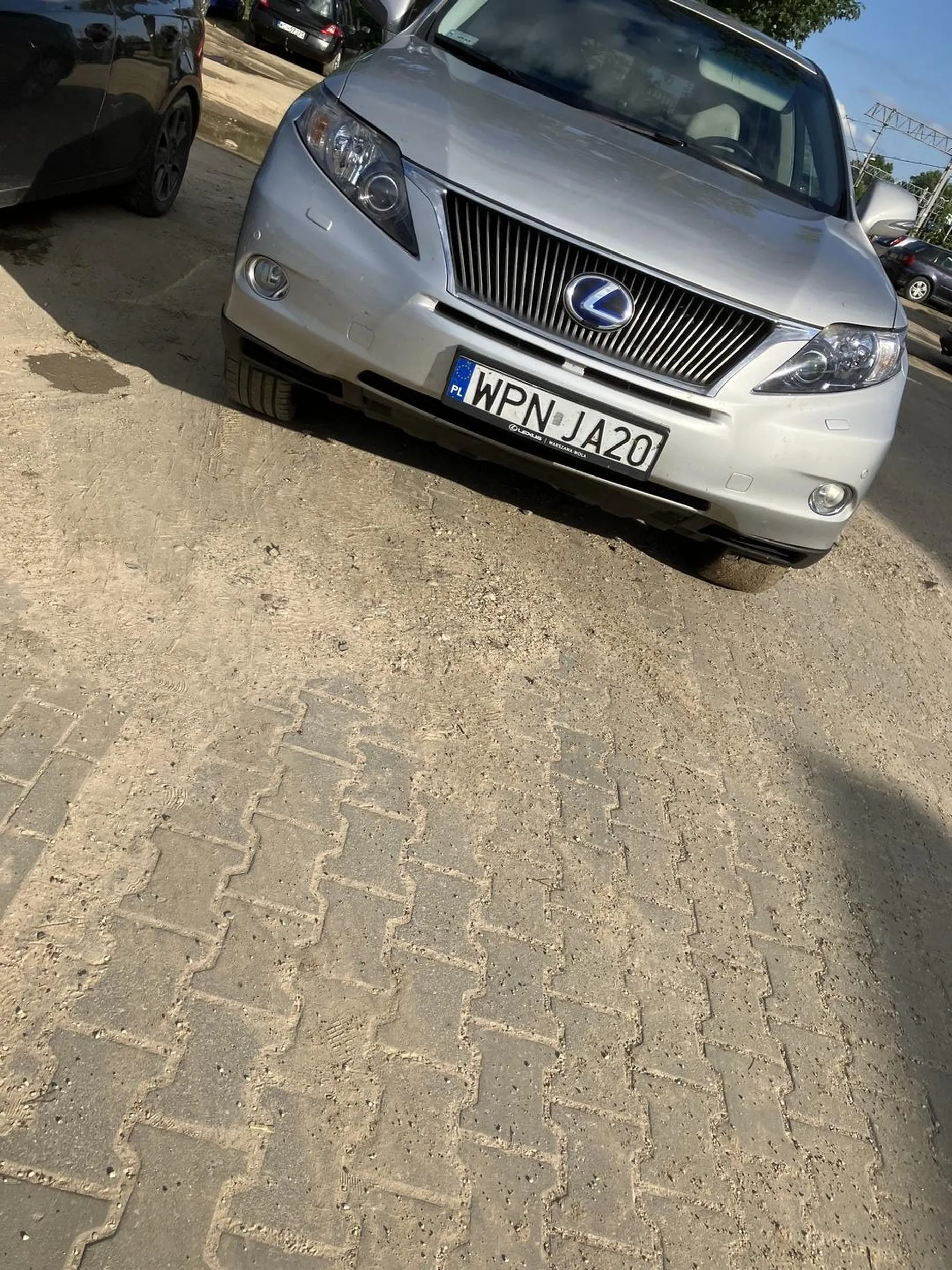 Kupił se duża furę i parkuje we wjeździe na parking