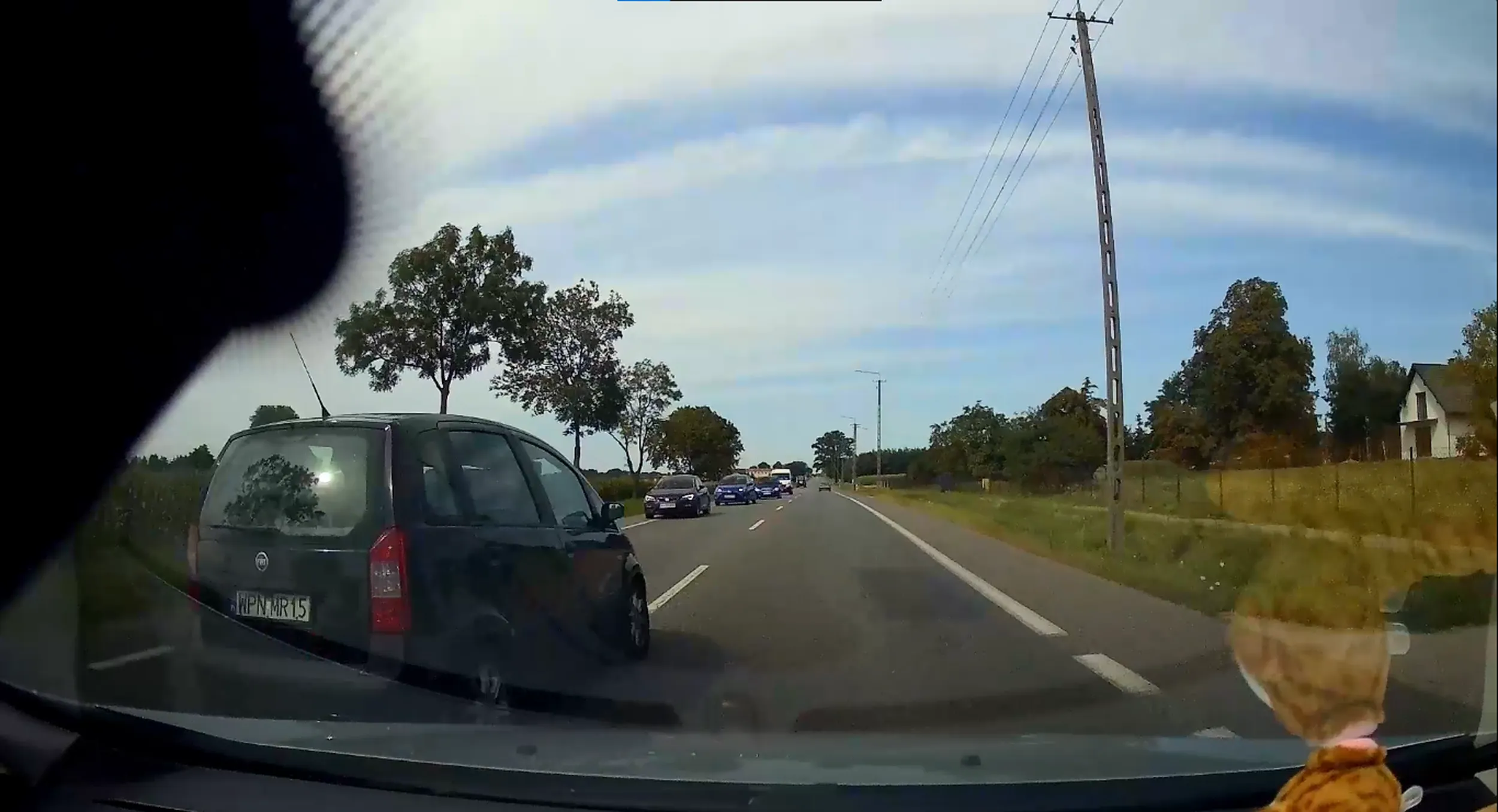 Kierowca pojazd chyba za dużo nagrał się w gry komputerowe, prawie doprowadził do tragedii. Nagranie trafia do Stop Cham.