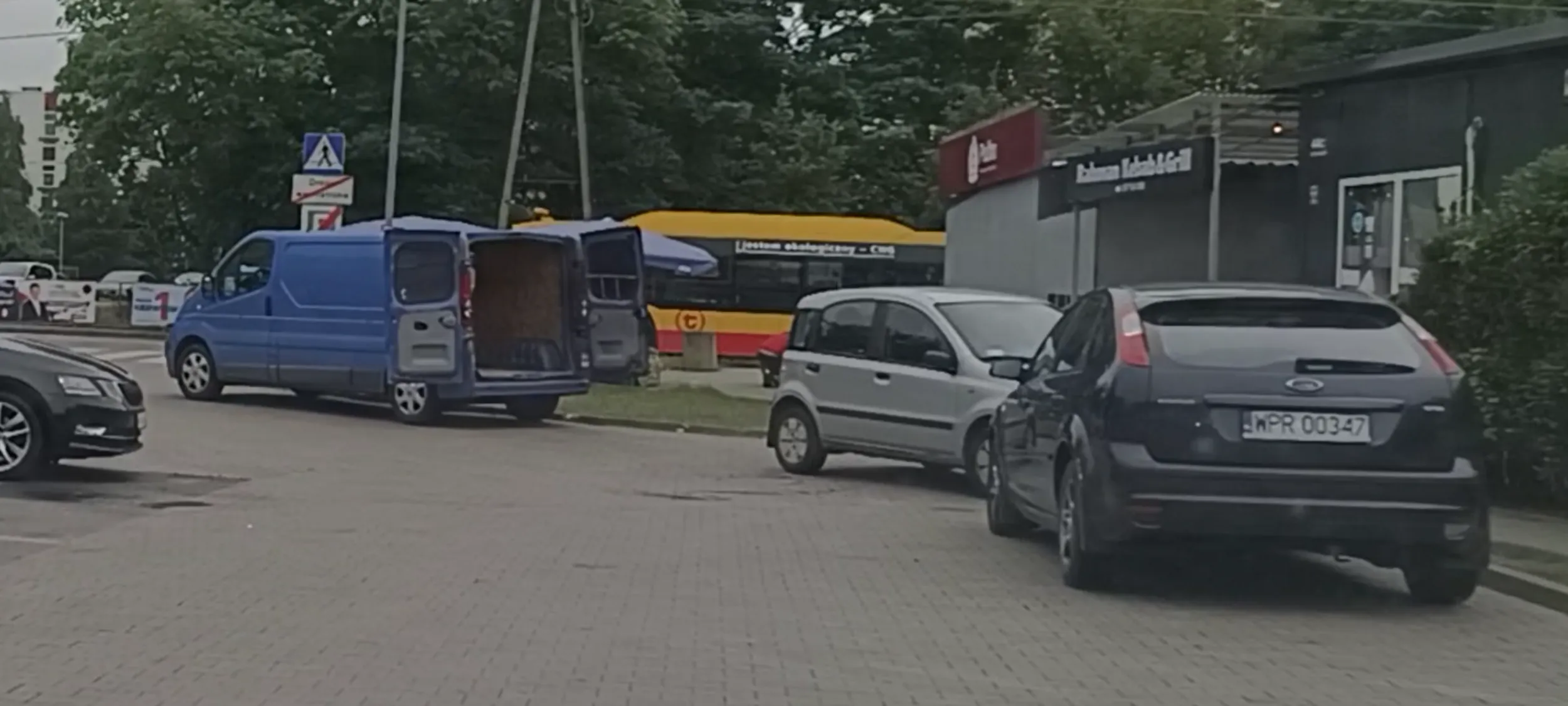 Biedak z tego złoma po powodzi parkuje na przejeździe  zamiast na wolnych miejscach parkingowych pod Biedadronką