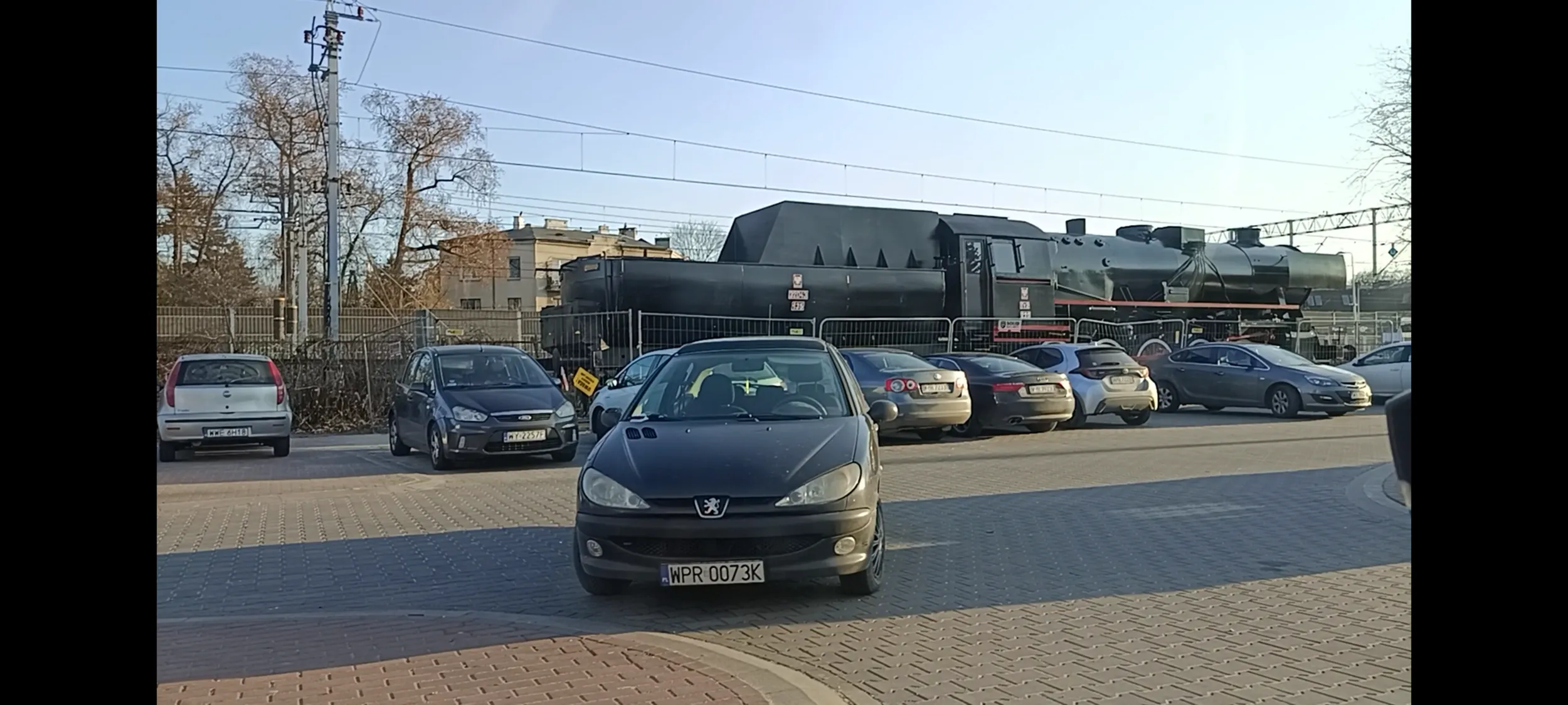 Mistrz parkowania na parkingu, a po co na miejscu parkingowym stać?