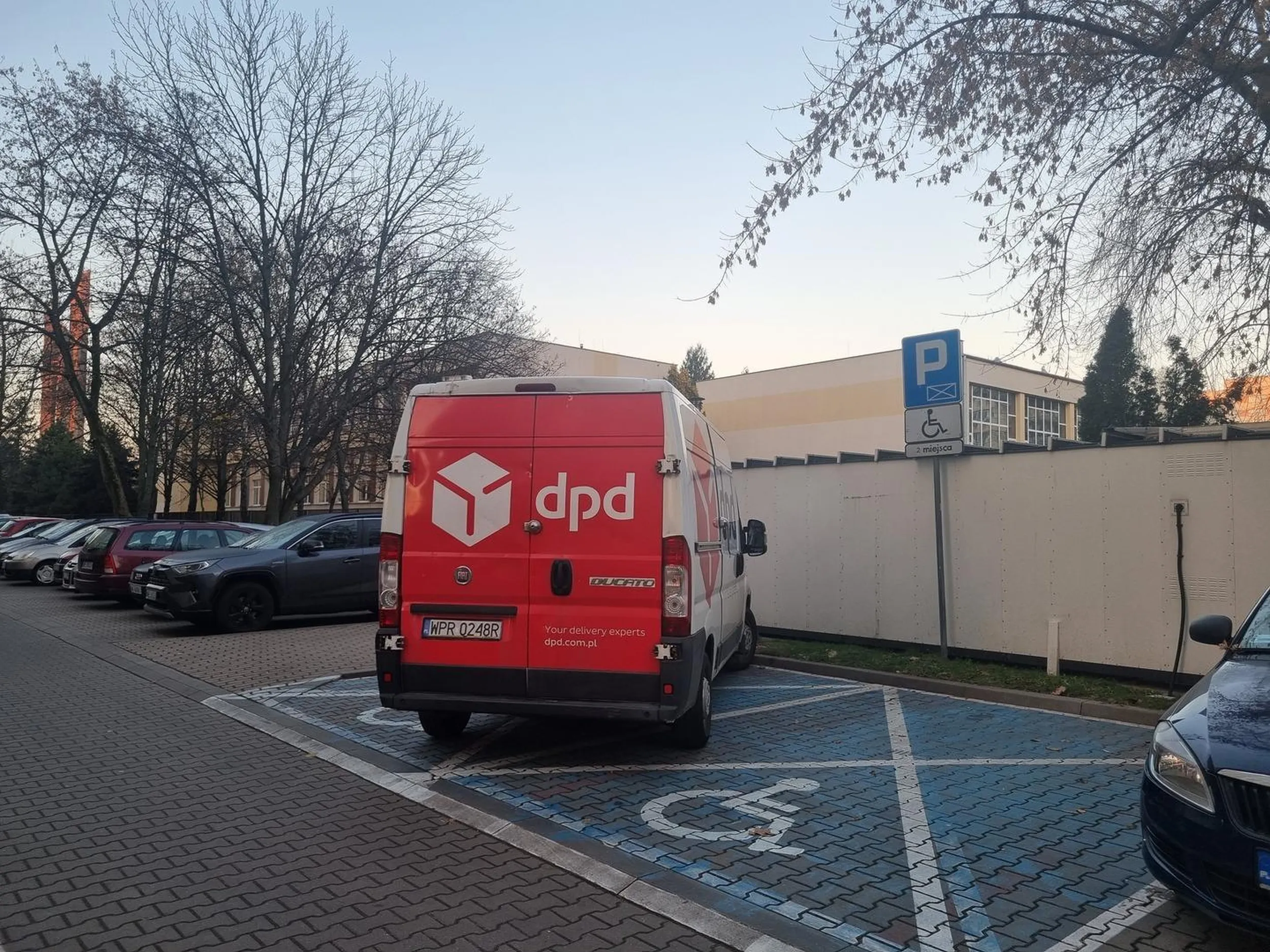 Nie potrafi parkować i w dodatku zajął 2 miejsca dla niepełnosprawnych.