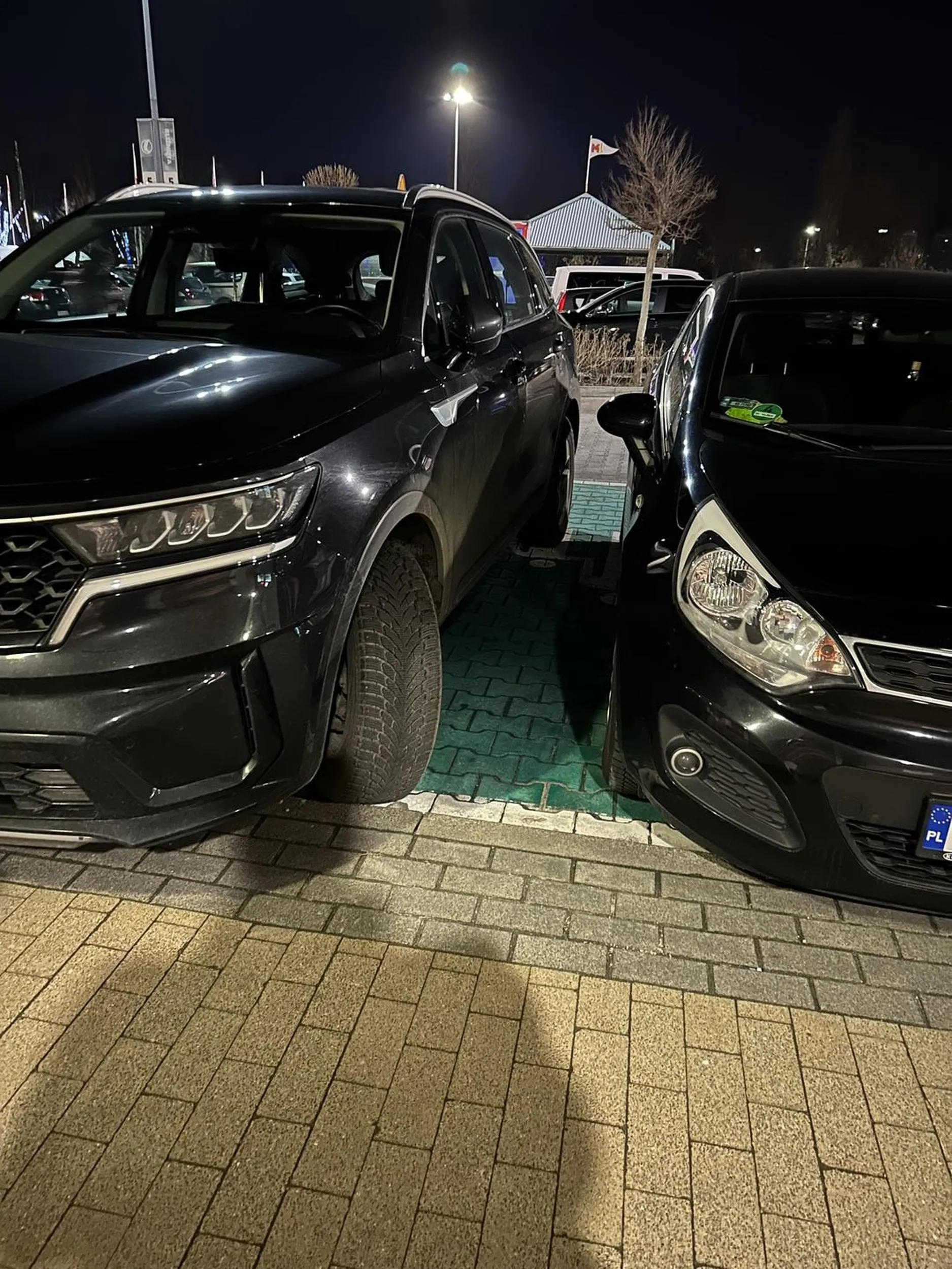 Nie pozdrawiam tego idioty! Zero szacunku do innych ludzi i do samego siebie. Mam nadzieję że karma wróci. Pomijam fakt parkowania na połowie miejsca dla rodziny bez prawa do tego.