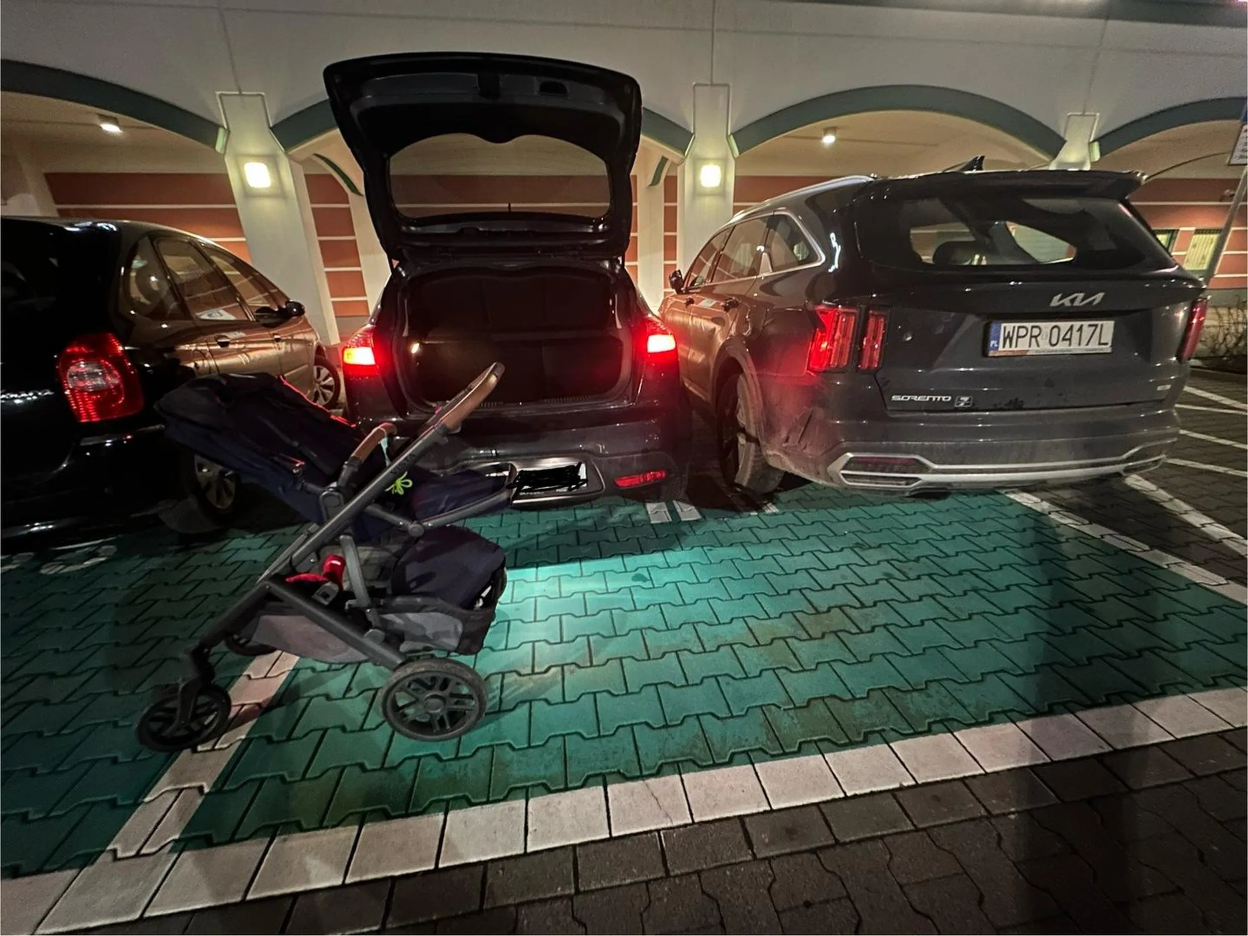 Nie pozdrawiam tego idioty! Zero szacunku do innych ludzi i do samego siebie. Mam nadzieję że karma wróci. Pomijam fakt parkowania na połowie miejsca dla rodziny bez prawa do tego.