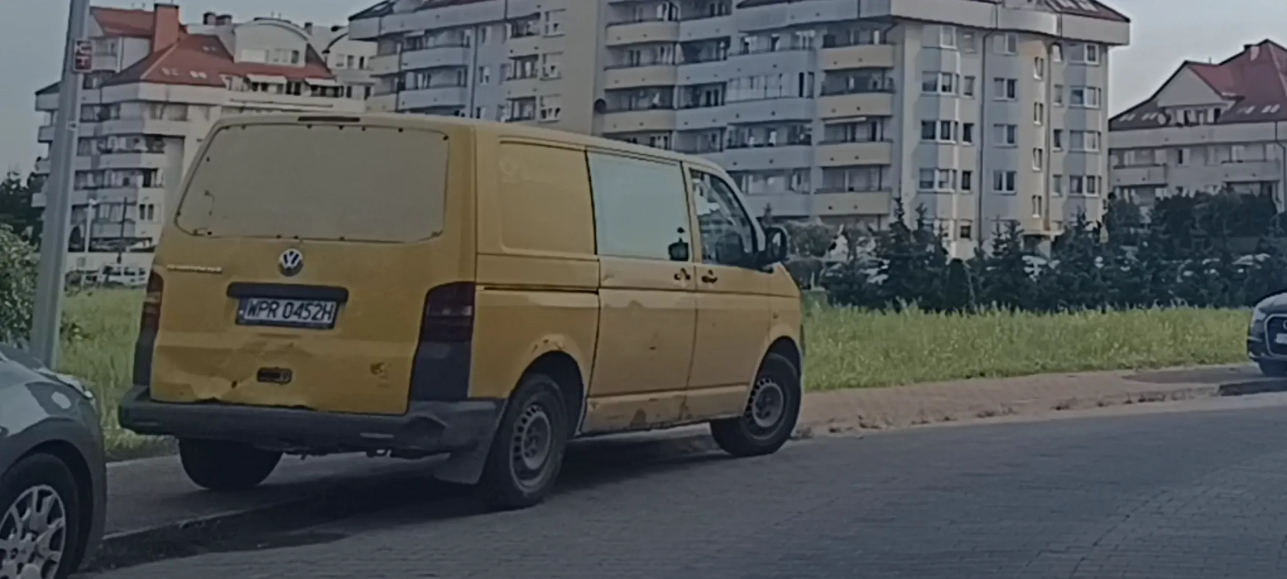 Pordzewiały wrak zaparkowany na ulicy z zakazem zatrzymywania się i postoju