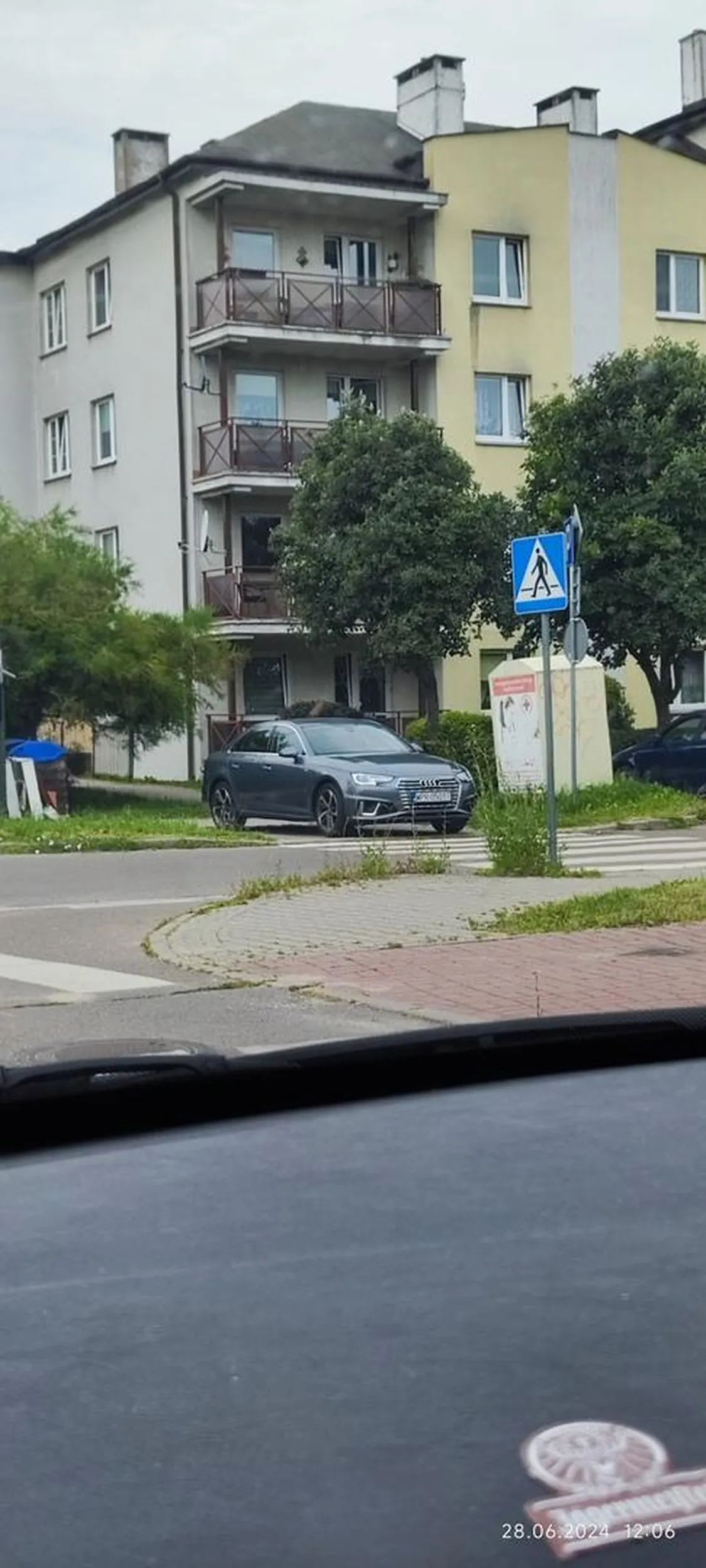 Obok prawie cały wolny parking, ale piąte zero woli stać na przejściu